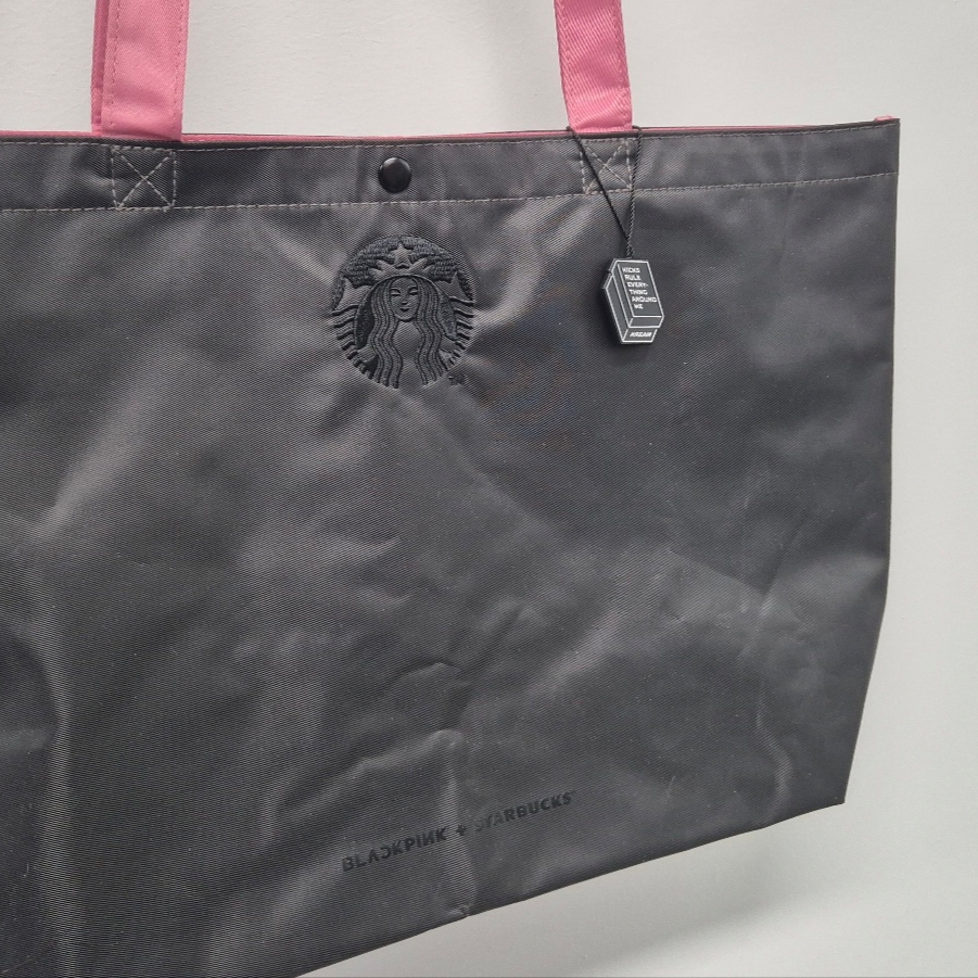 Starbucks x Blackpink Tote Bag 착용 스타일 - 1