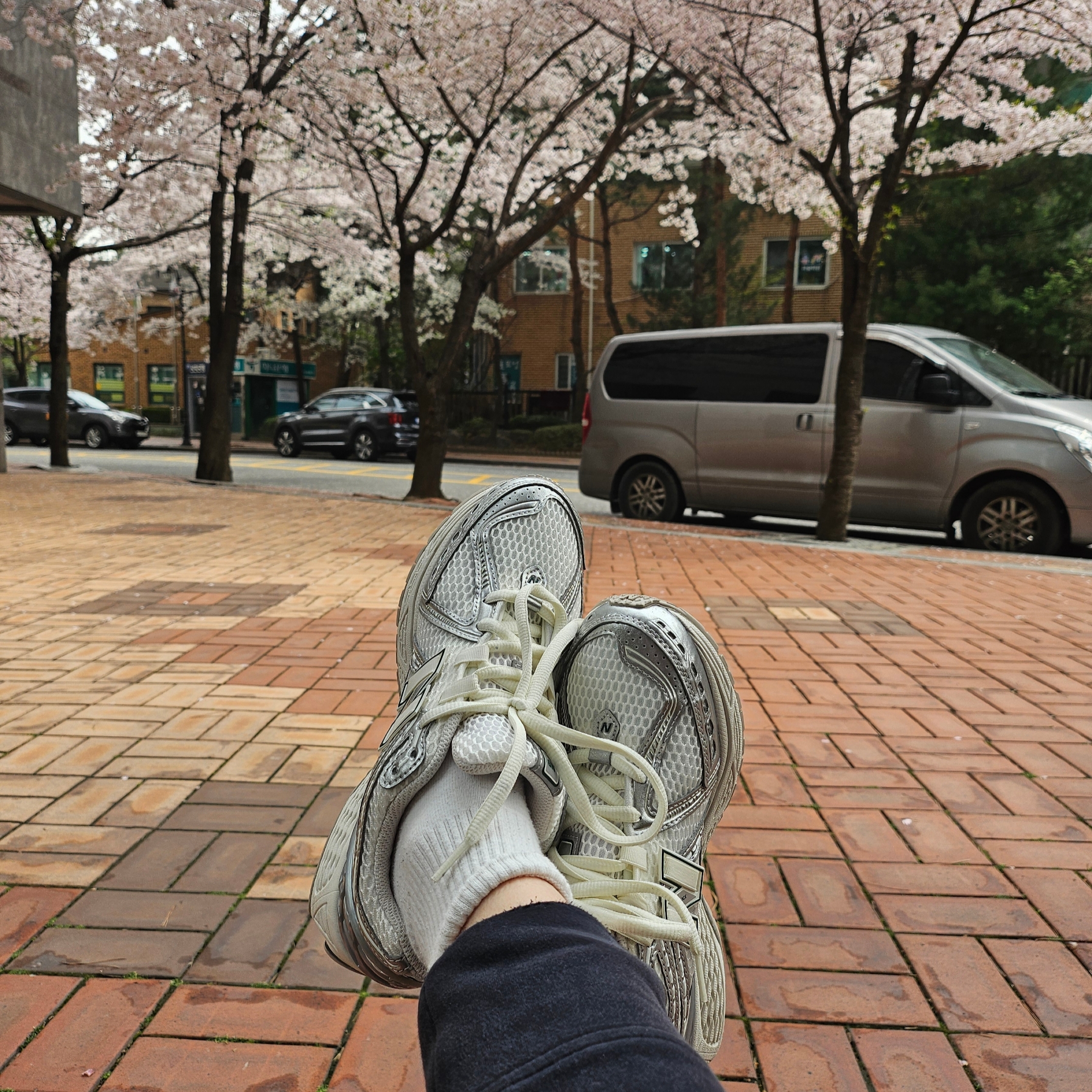 New Balance 1906R Silver Metallic Sea Salt 착용 스타일