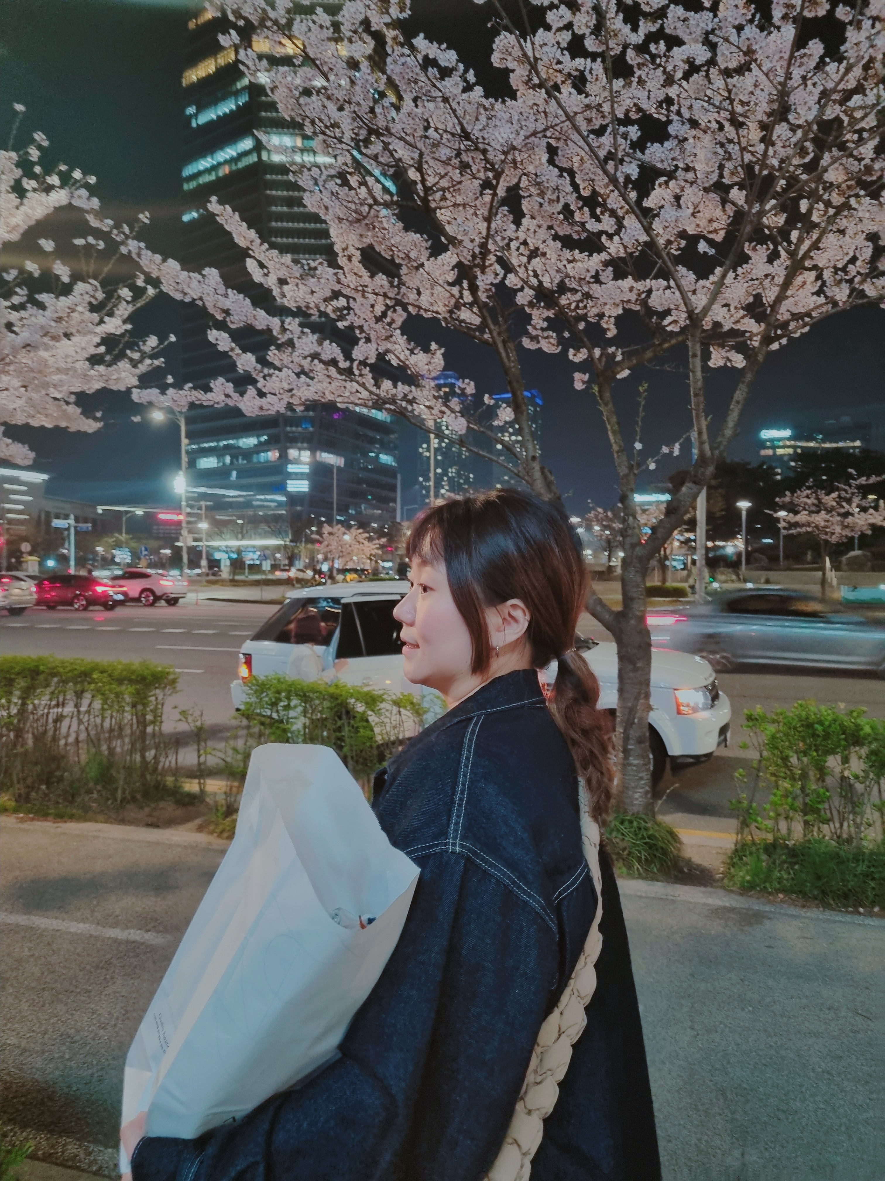 COS Quilted Oversized Shoulder Bag Beige 착용 스타일