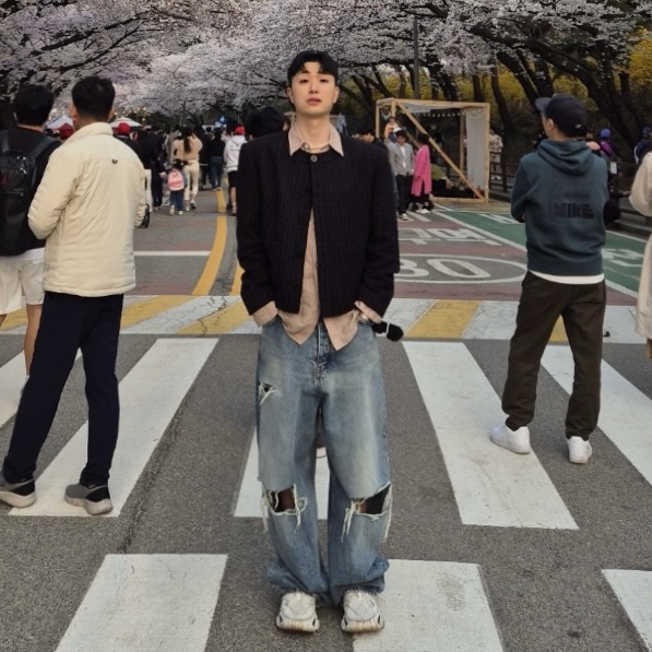 Balenciaga Destroyed Super Large Baggy Pants Blue 착용 스타일 - 1