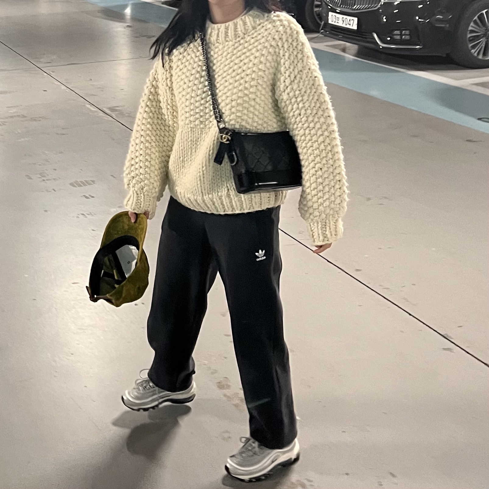 Chanel Gabrielle Small Hobo Bag Aged Calfskin & Gold Black, Supreme Corduroy S Logo 6-Panel Bleached Olive - 23FW 착용 스타일 - 2