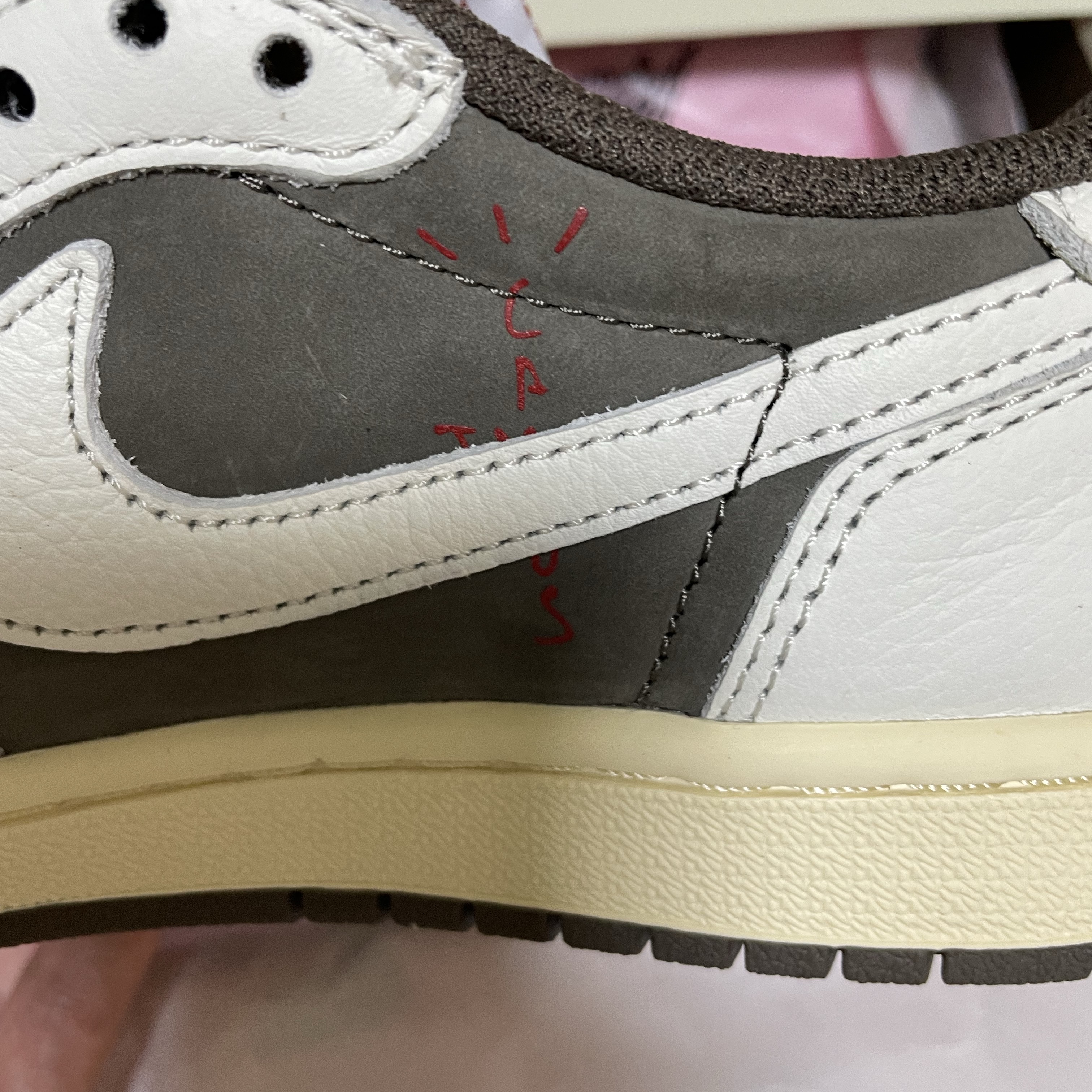 Jordan 1 x Travis Scott Retro Low OG SP Sail and Ridgerock 착용 스타일 - 2