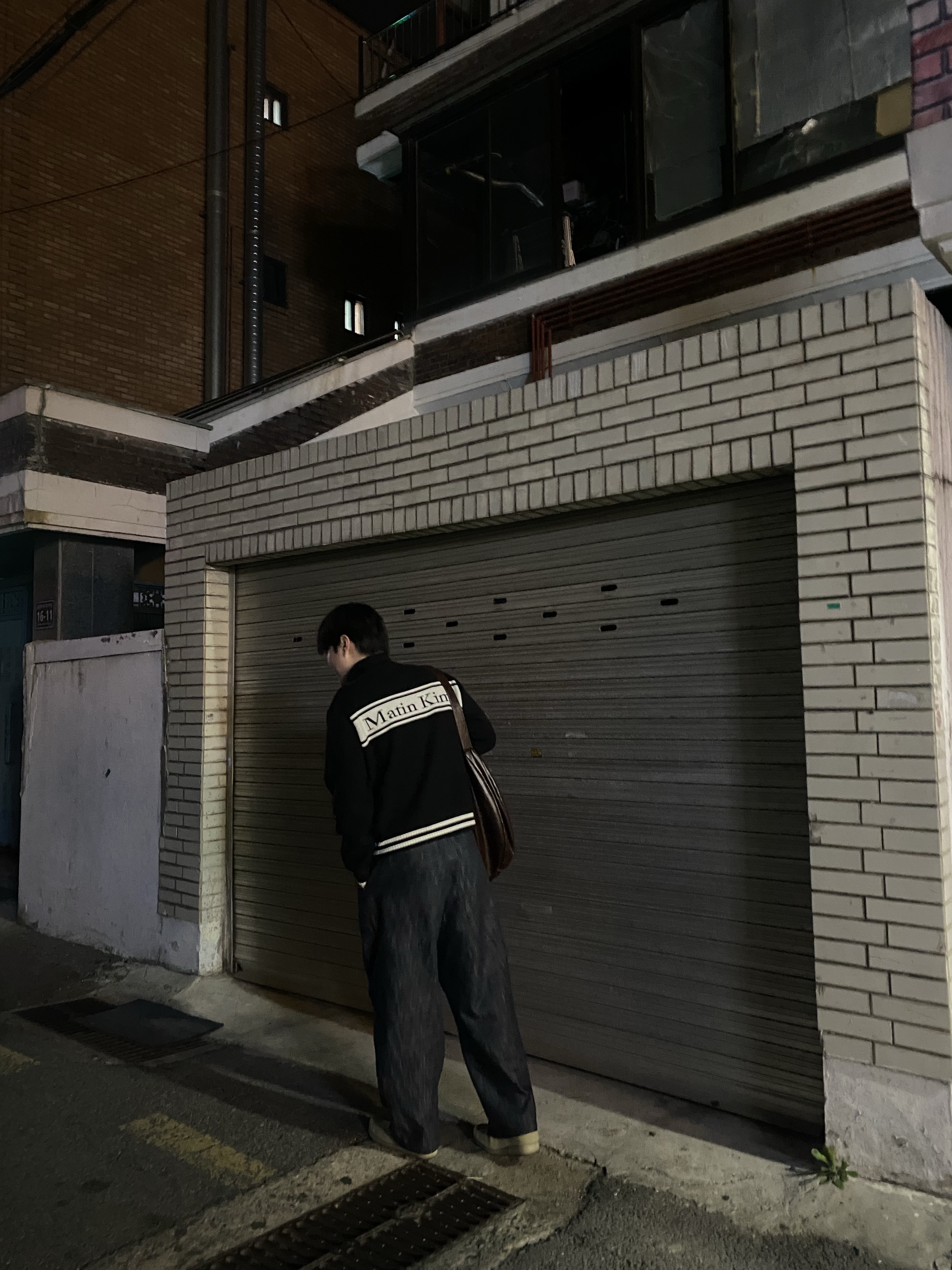 Matin Kim Spell Point Stripe Knit Cardigan Black, Clarks Wallabee Maple Suede 착용 스타일 - 1