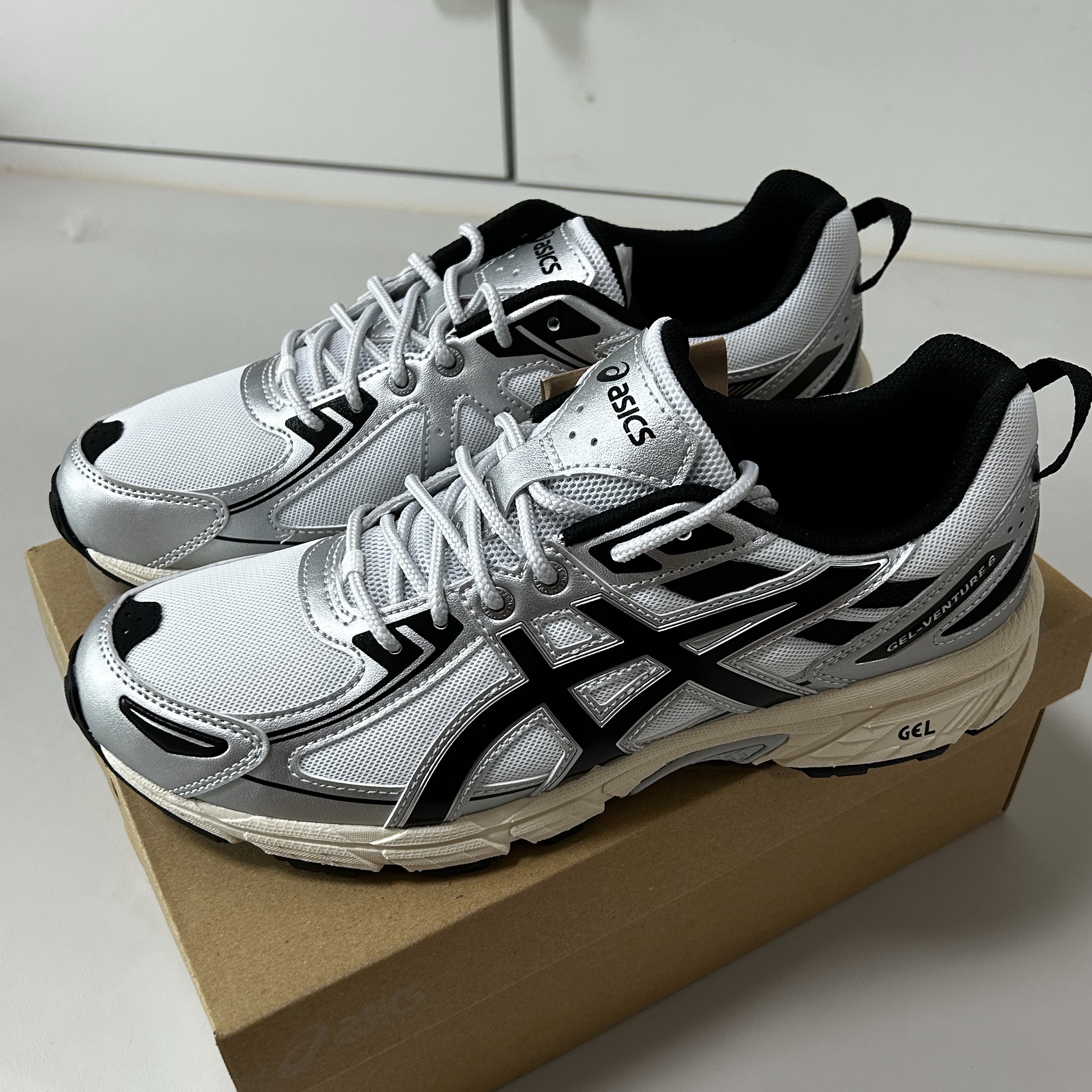 Asics Gel-Venture 6 White Black 착용 스타일