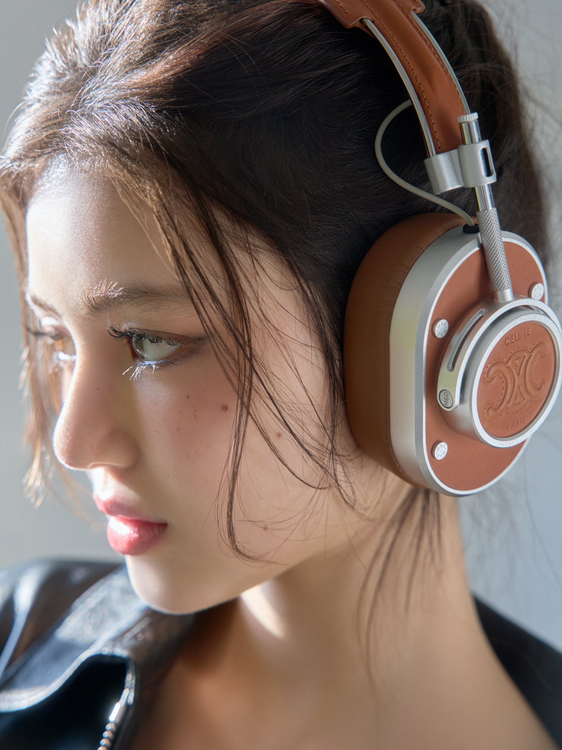 Master & Dynamic x Celine Headphones Natural Calfskin Triomphe Embossed Tan, Celine Teen Triomphe Bag in Shiny Calfskin Black 착용 스타일 - 4