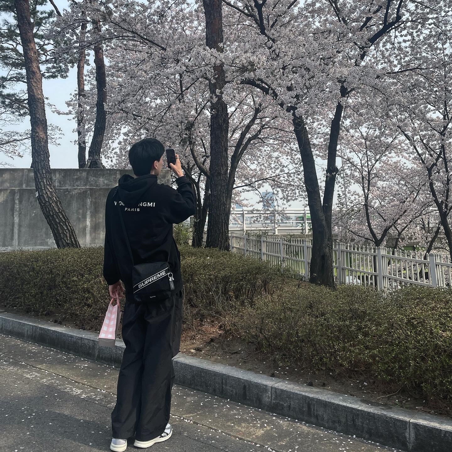 Supreme Shoulder Bag Black - 23FW, Asics Jog 100 S White Black - 2E Wide 착용 스타일