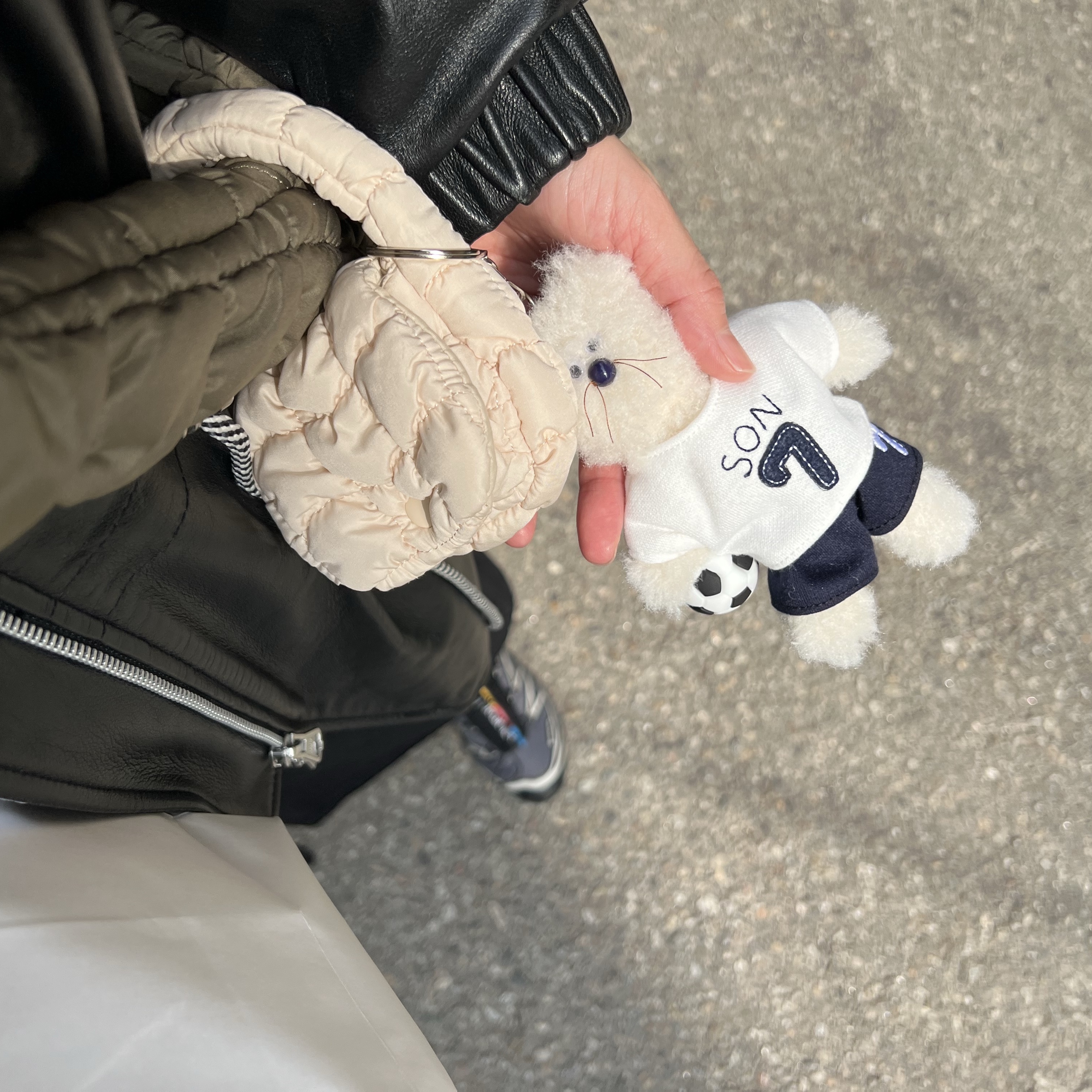 [예약 배송] NOS7 x Monamhee SON.hee Cream, COS Quilted Nano Bag Beige 착용 스타일