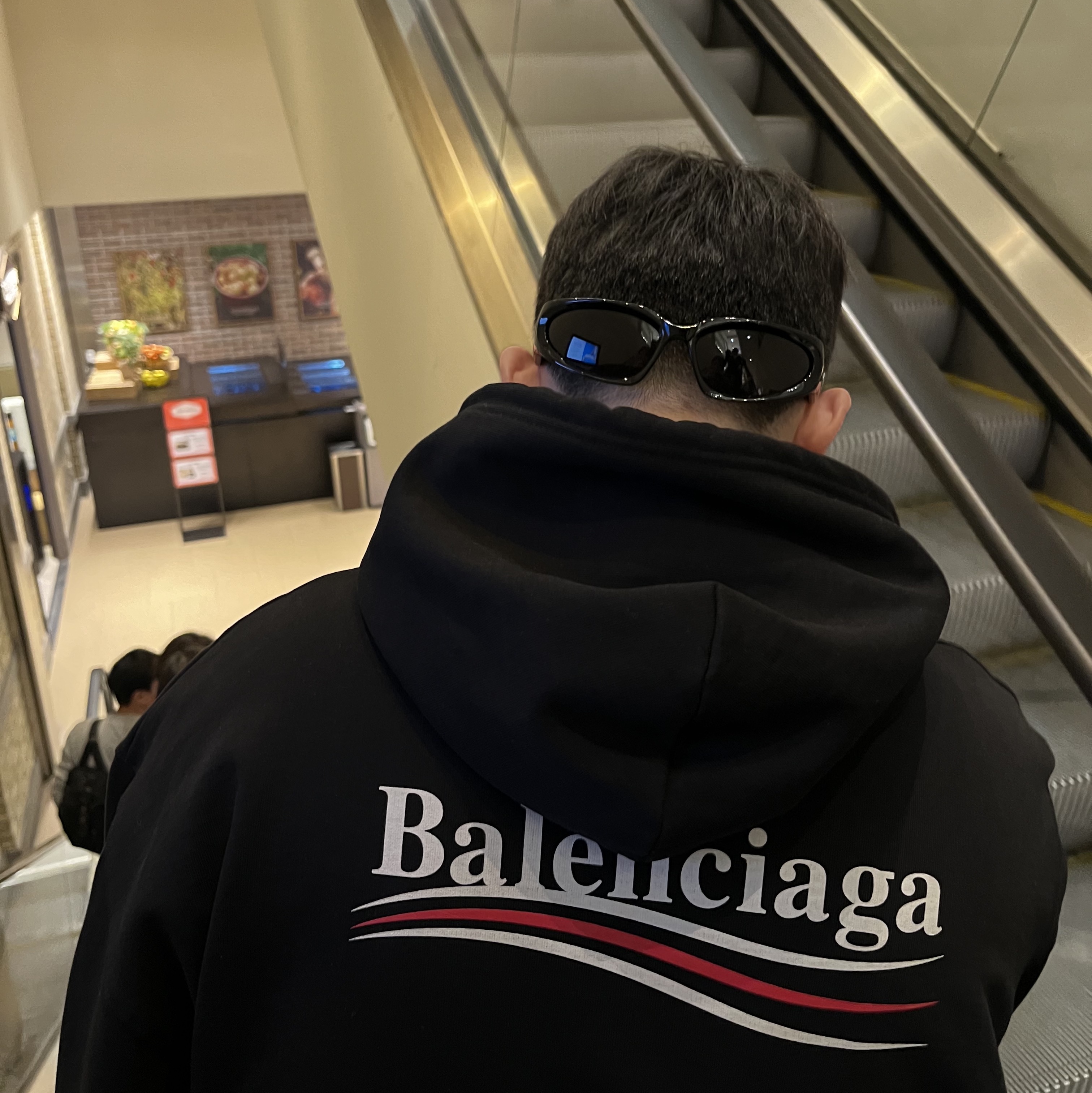 Balenciaga Oversized Political Campaign Hoodie Black, Balenciaga Swift Oval Sunglasses Black 착용 스타일