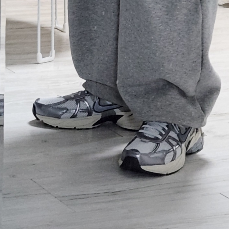 Nike V2K Run Pure Platinum Wolf Grey 착용 스타일 - 3