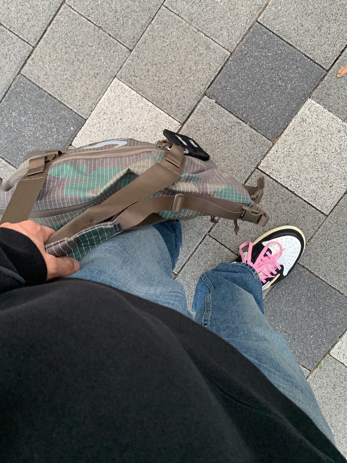 Supreme Tote Bag Woodland Camo - 24SS, Jordan 1 x Travis Scott x Fragment Retro Low OG SP Military Blue 착용 스타일