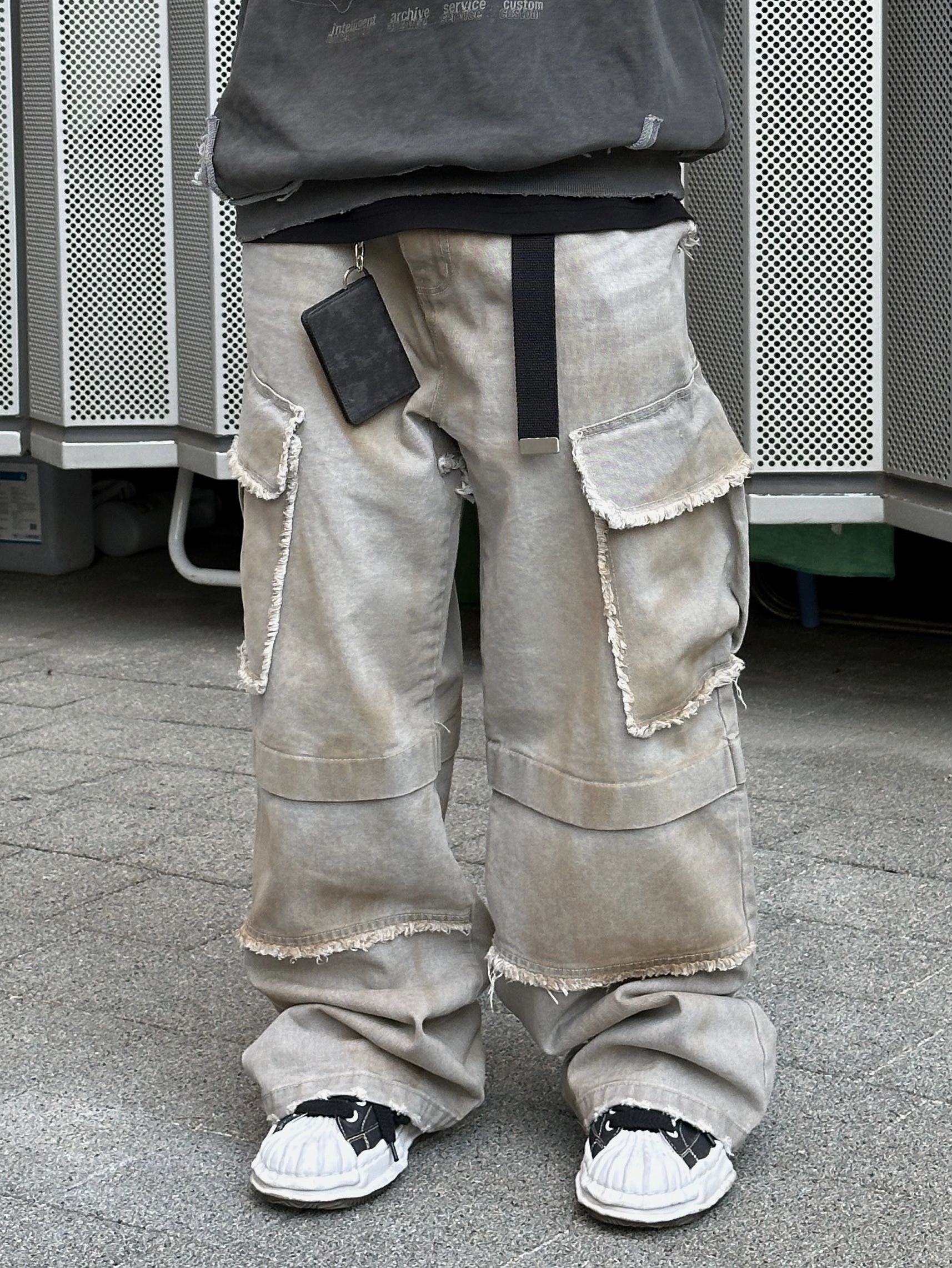 Maison Mihara Yasuhiro Blakey OG STC Sole Paper Like Leather Low-top Sneakers Black 착용 스타일 - 4