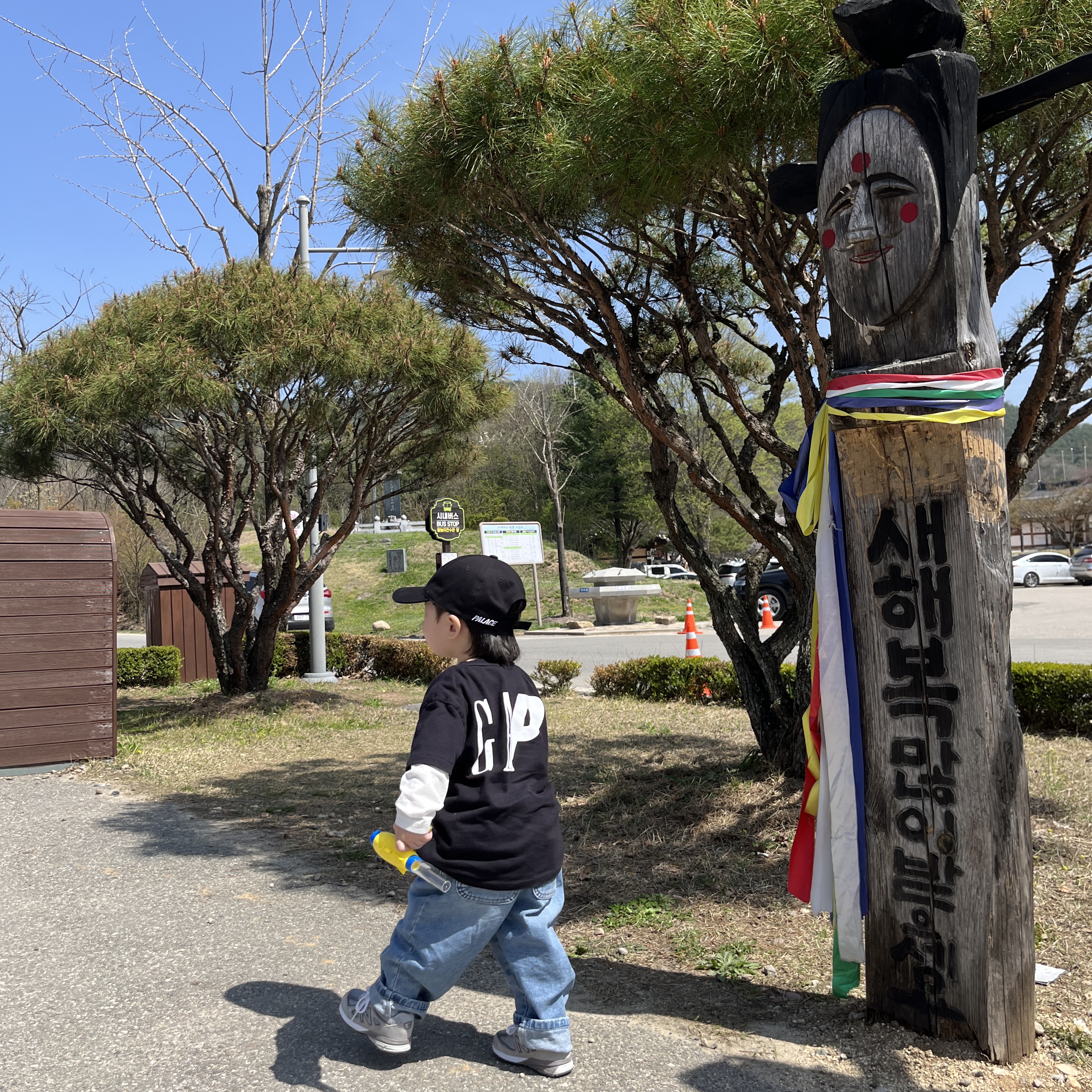 (Kids) Palace x Gap T-Shirt Black - 24SS, (Kids) Palace x Gap Duck 6-Panel Black - 24SS 착용 스타일 - 2