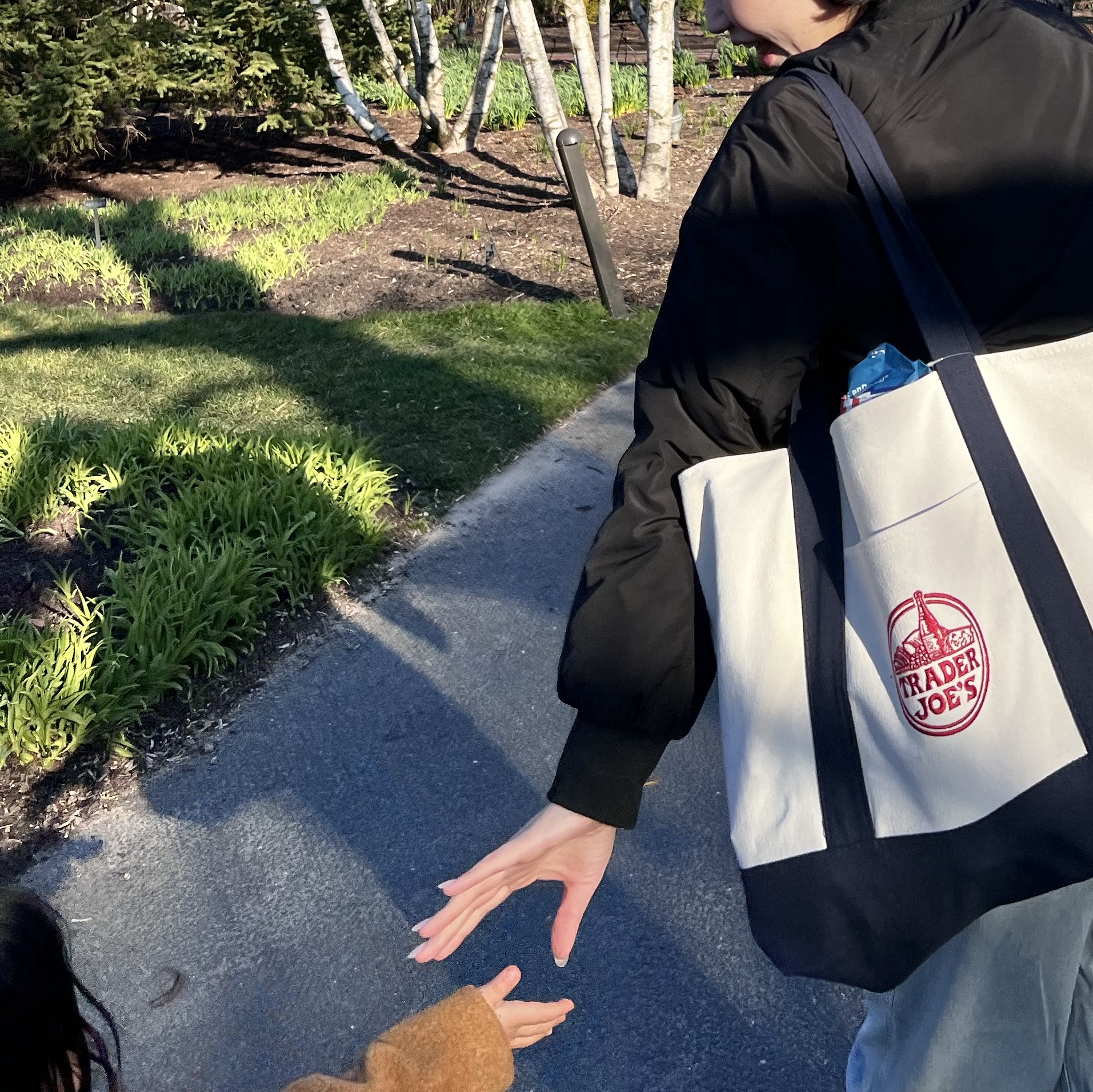 Trader Joe's Canvas Tote Bag Navy 착용 스타일 - 2