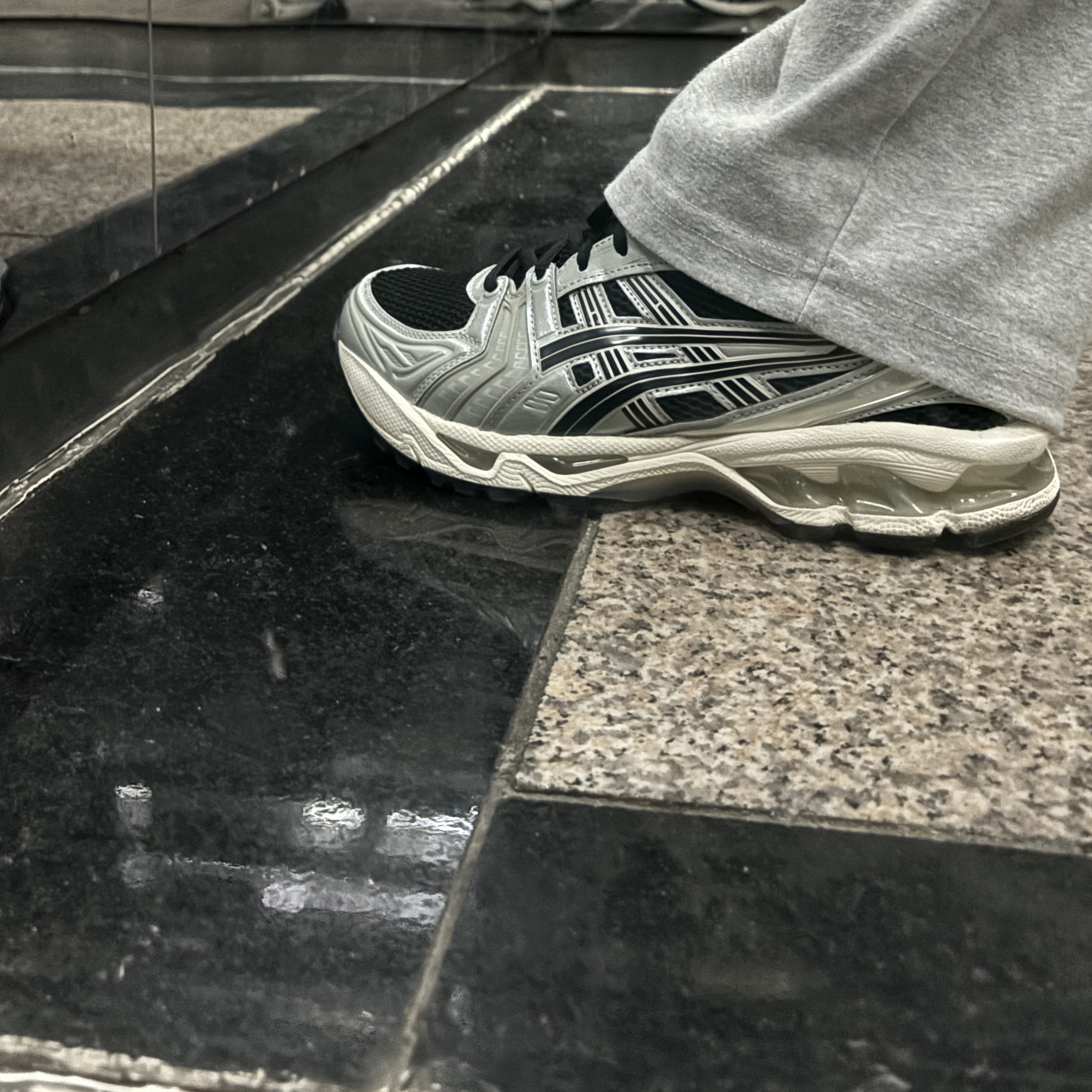 Asics Gel-Kayano 14 Black Seal Grey 착용 스타일