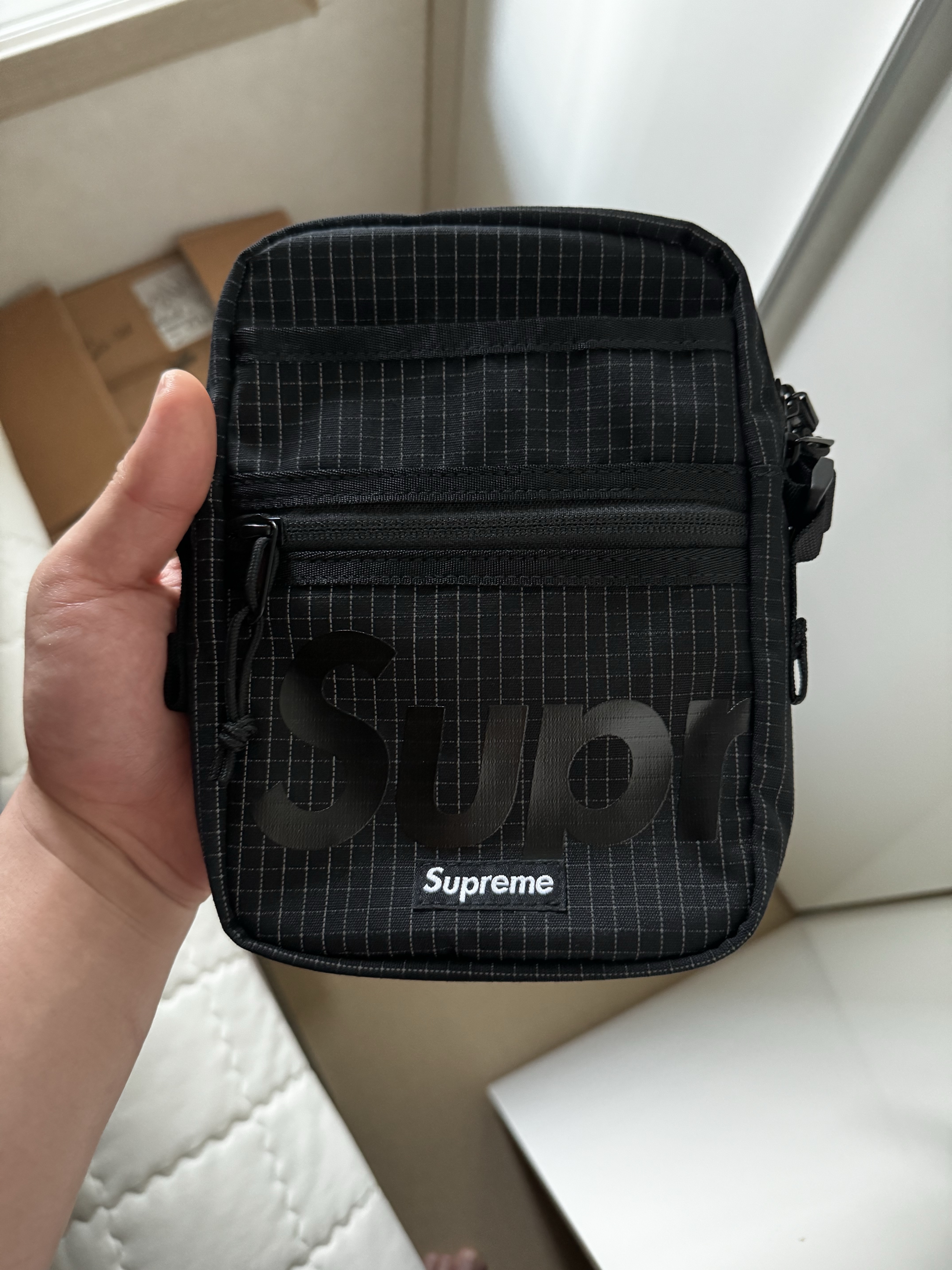 Supreme Shoulder Bag Black - 24SS 착용 스타일 - 3