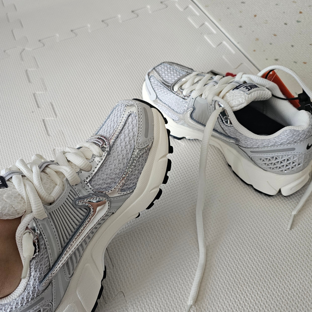 (W) Nike Zoom Vomero 5 Photon Dust and Metallic Silver 착용 스타일
