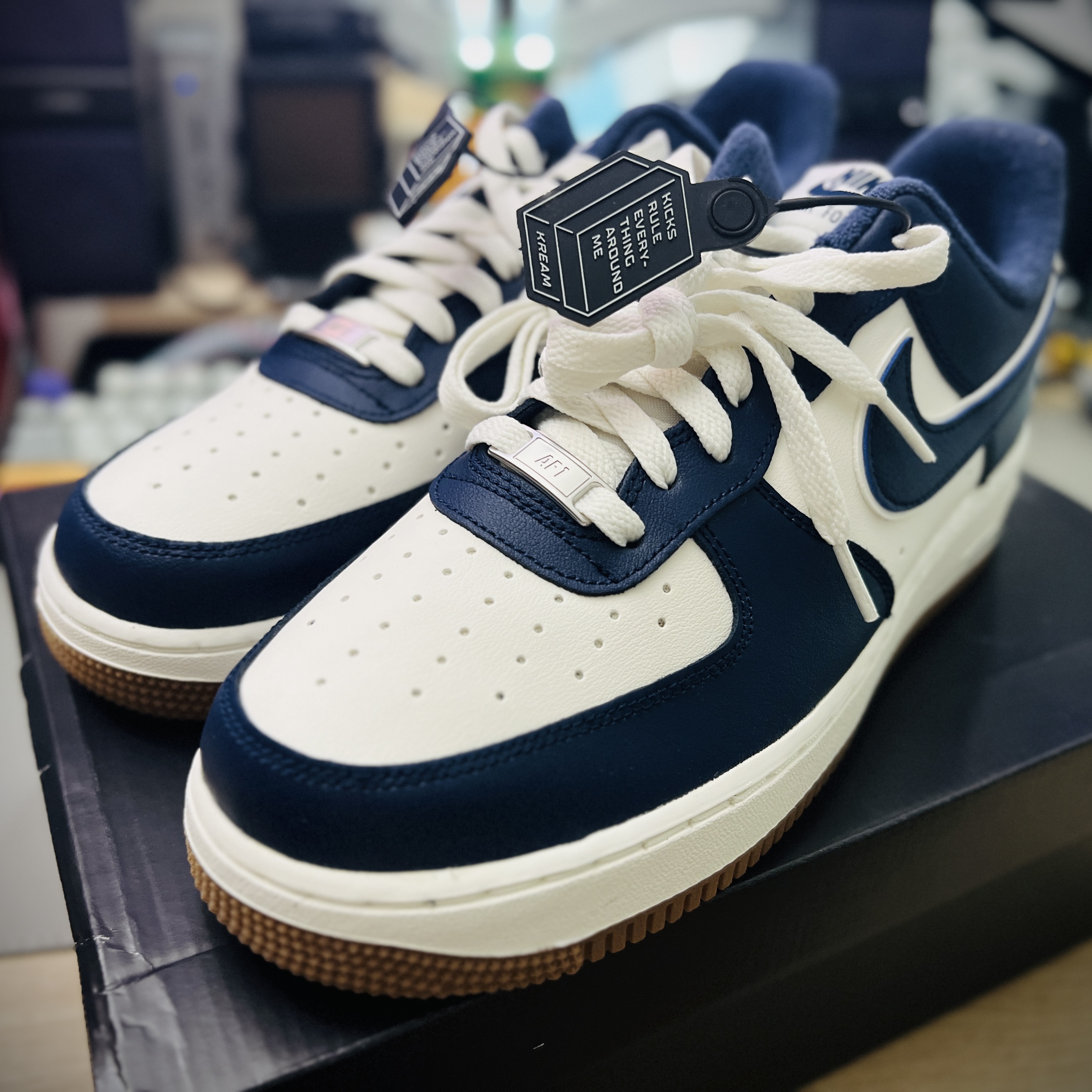 Nike Air Force 1 '07 LV8 Midnight Navy 착용 스타일