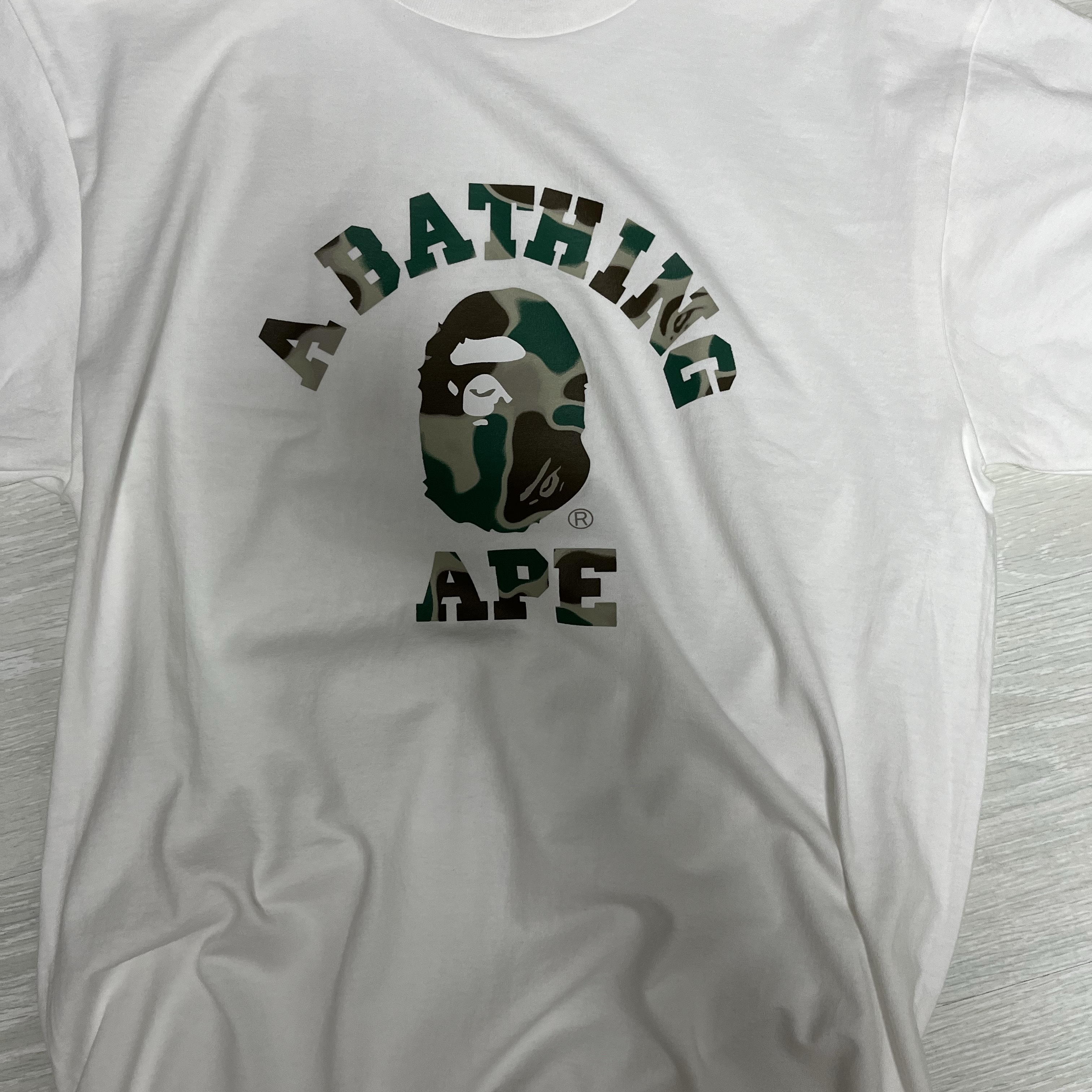 BAPE Liquid Camo College T-Shirt White, BAPE Ink Camo Ape Head T-Shirt Black 착용 스타일 - 1