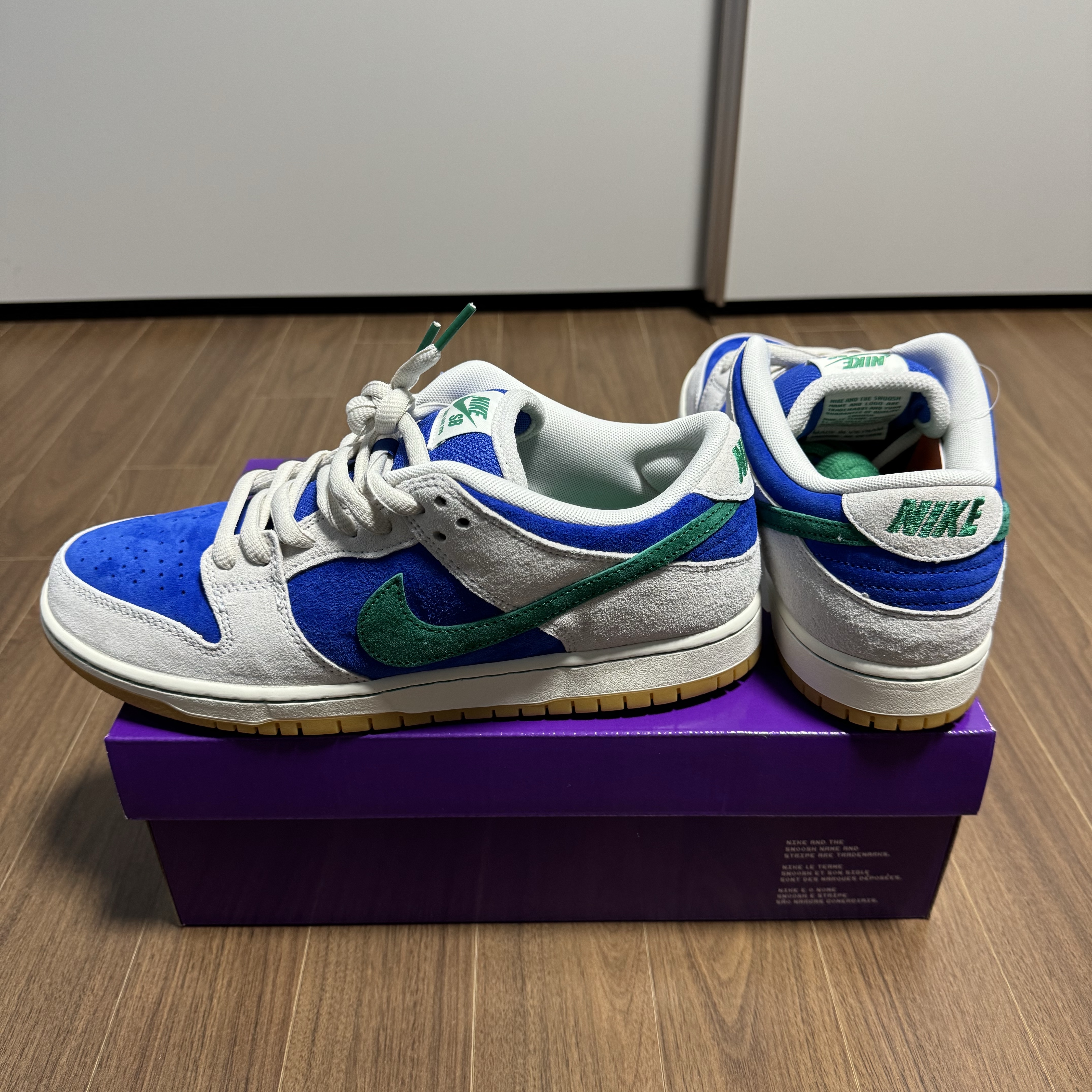 Nike SB Dunk Low Pro Phantom and Hyper Royal 착용 스타일