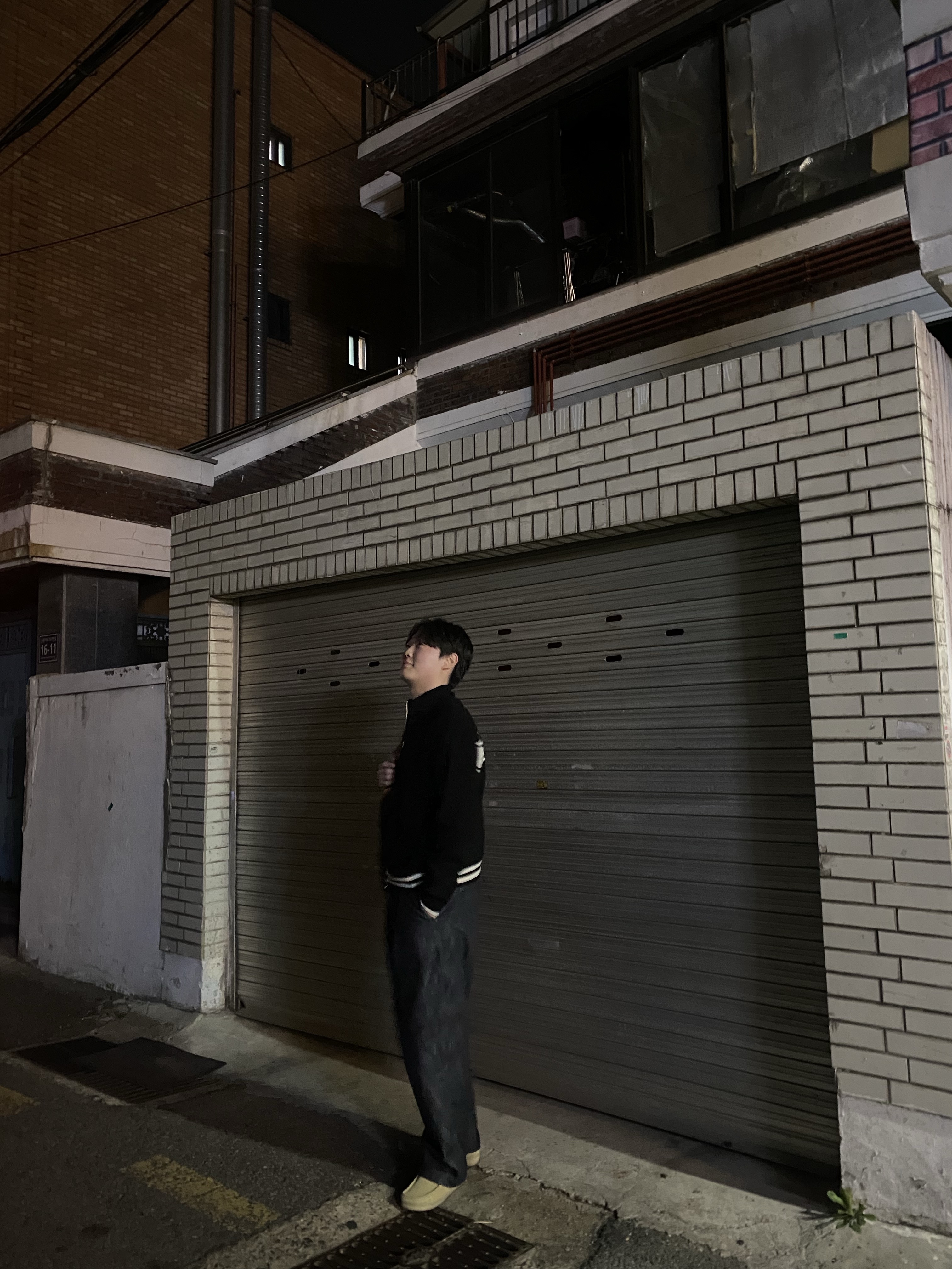 Matin Kim Spell Point Stripe Knit Cardigan Black, Clarks Wallabee Maple Suede 착용 스타일 - 3