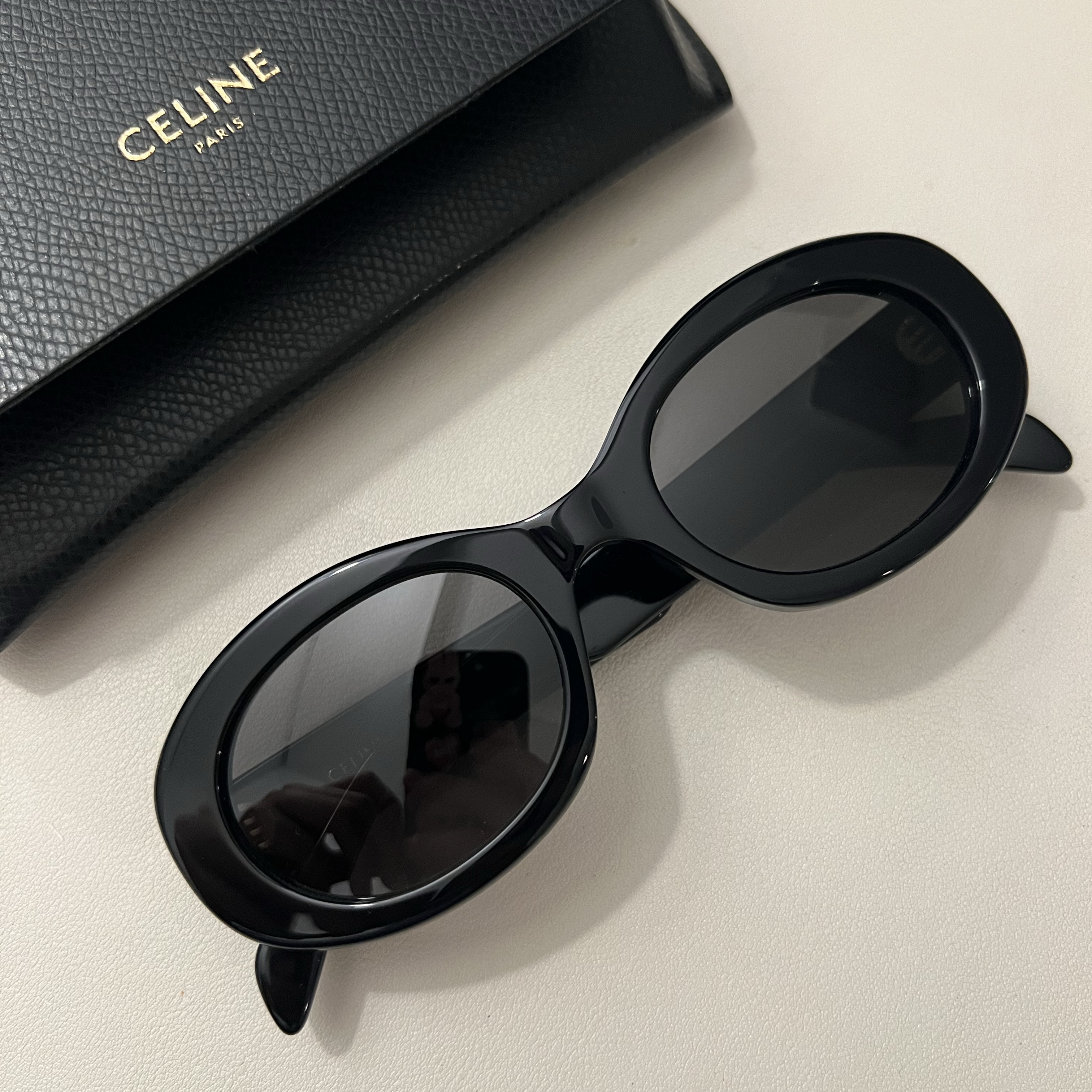 (W) Celine Triomphe 01 Sunglasses in Acetate Black 착용 스타일
