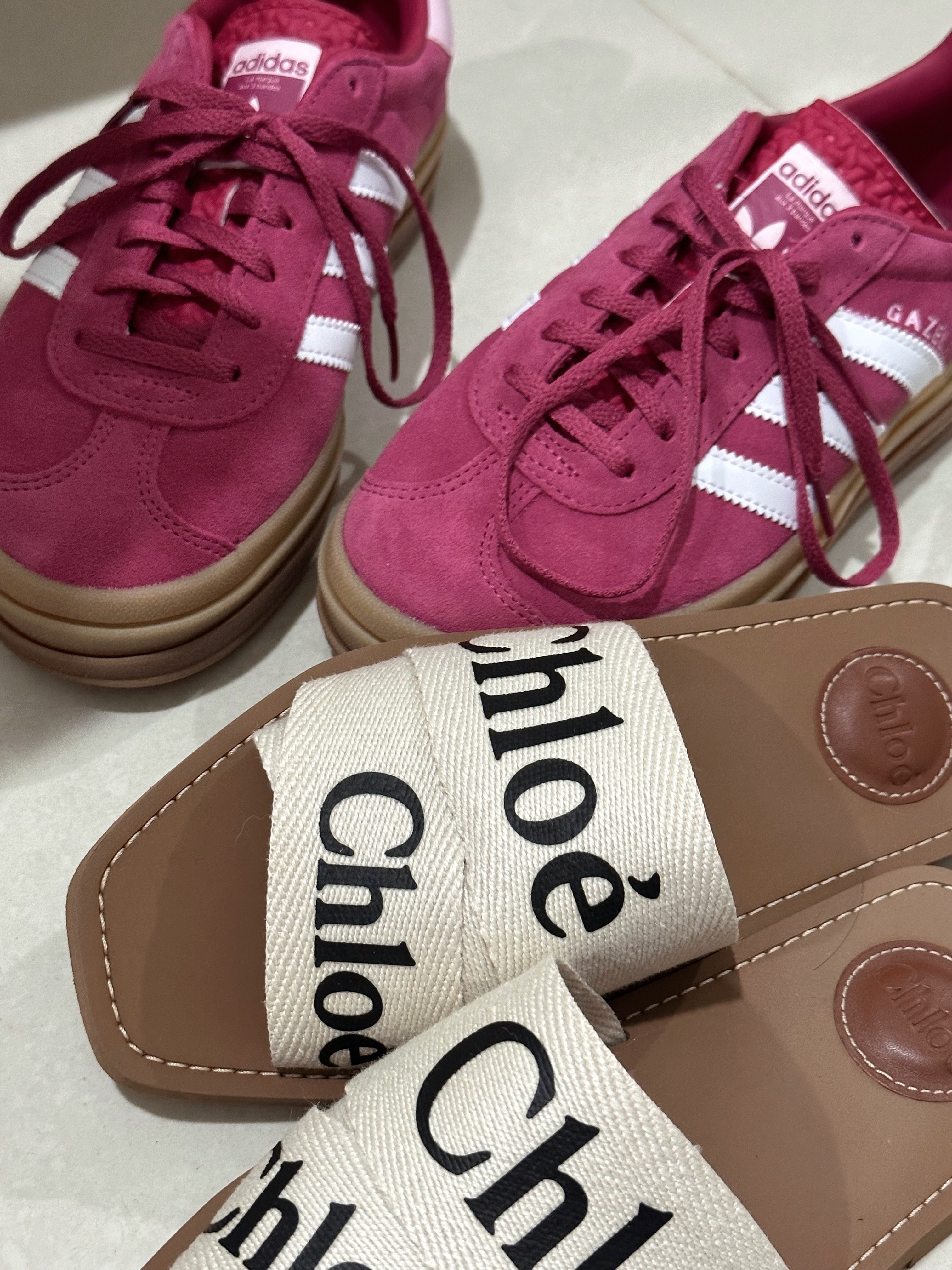 (W) Chloe Woody Flat Mule White, (W) Adidas Gazelle Bold Wild Pink Cloud White 착용 스타일