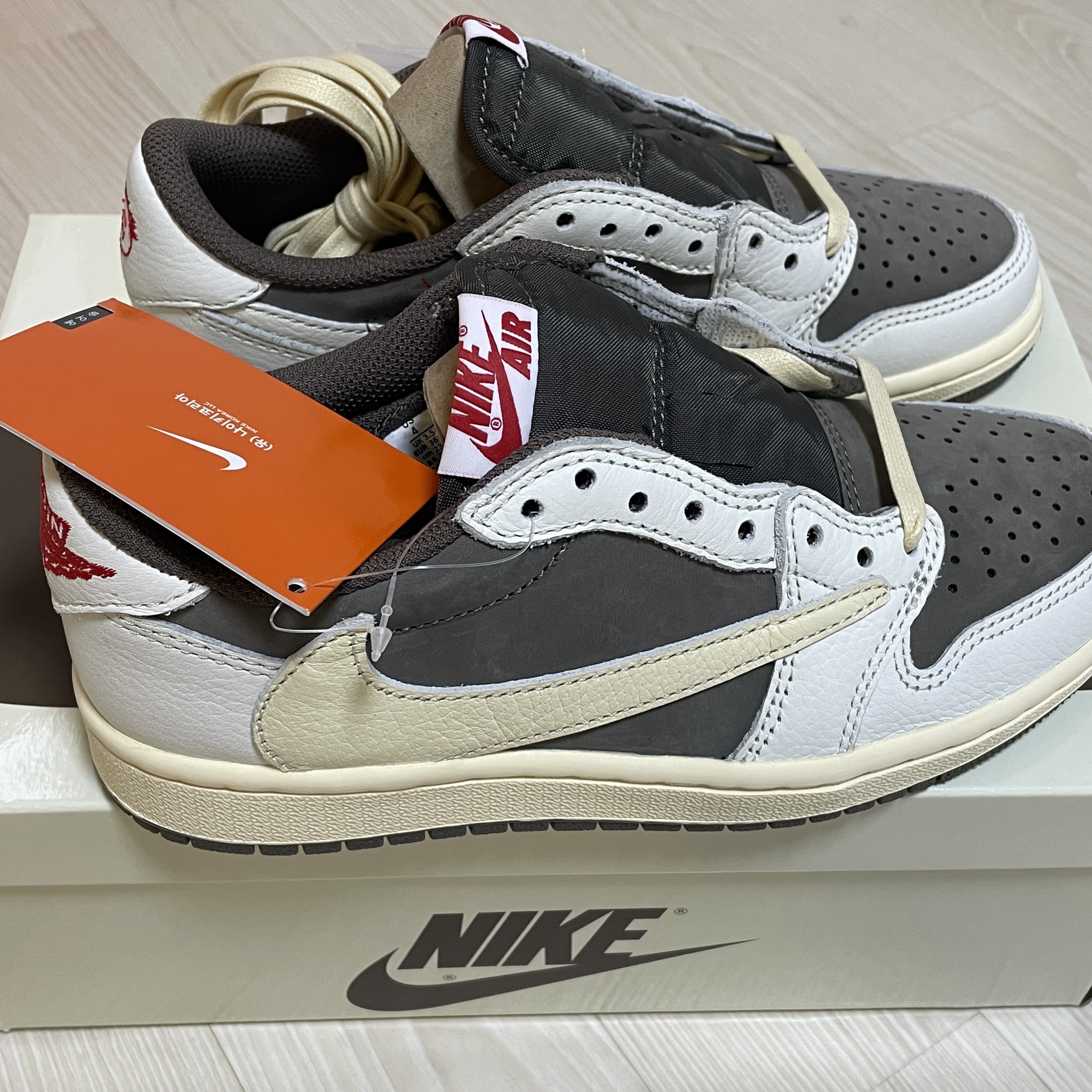 Jordan 1 x Travis Scott Retro Low OG SP Sail and Ridgerock 착용 스타일 - 1