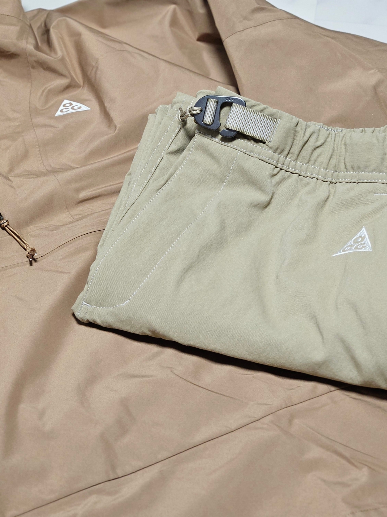 Nike ACG Storm-Fit ADV Cascade Rain Jacket Dark Driftwood - US/EU, Nike ACG Smith Summit Cargo Pants Khaki Iron Ore - Asia 착용 스타일 - 7