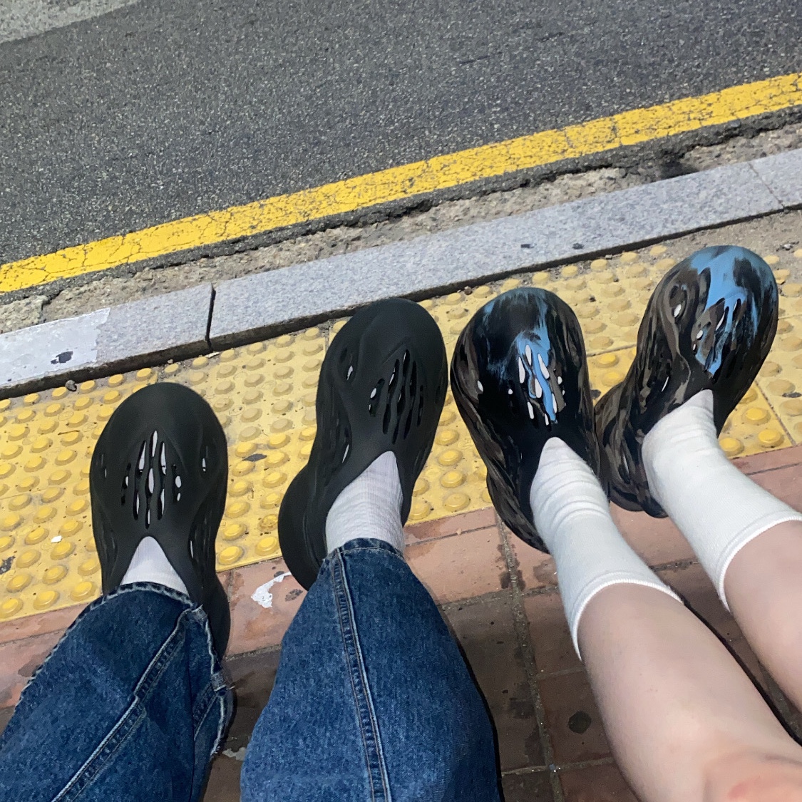 Adidas Yeezy Foam RNNR MX Cinder, Adidas Yeezy Foam RNNR Carbon 착용 스타일