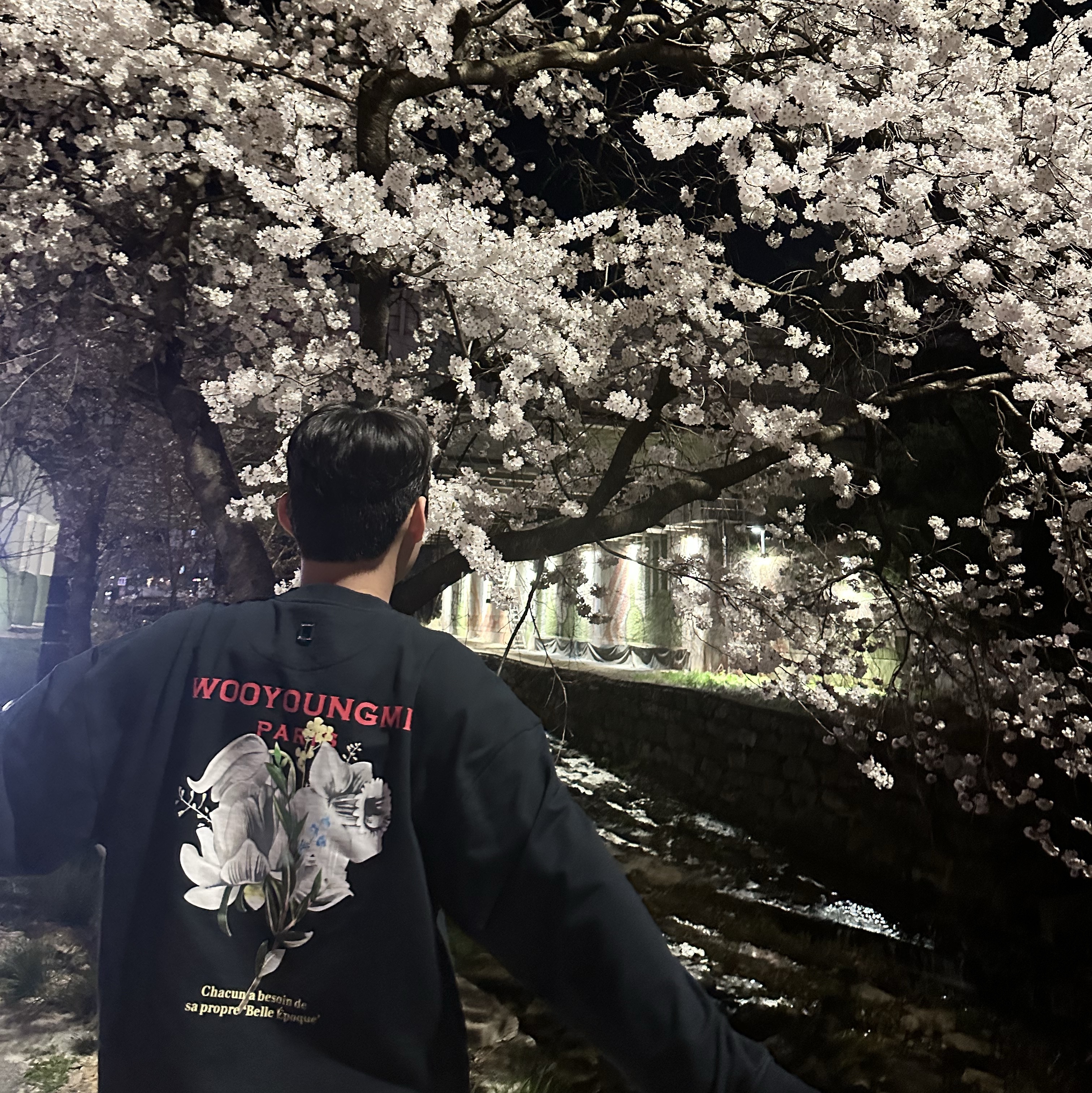 Wooyoungmi Flower Print Back Logo Sweatshirt Navy - 22SS, Jordan 1 x Travis Scott Retro Low OG SP Sail and Ridgerock 착용 스타일