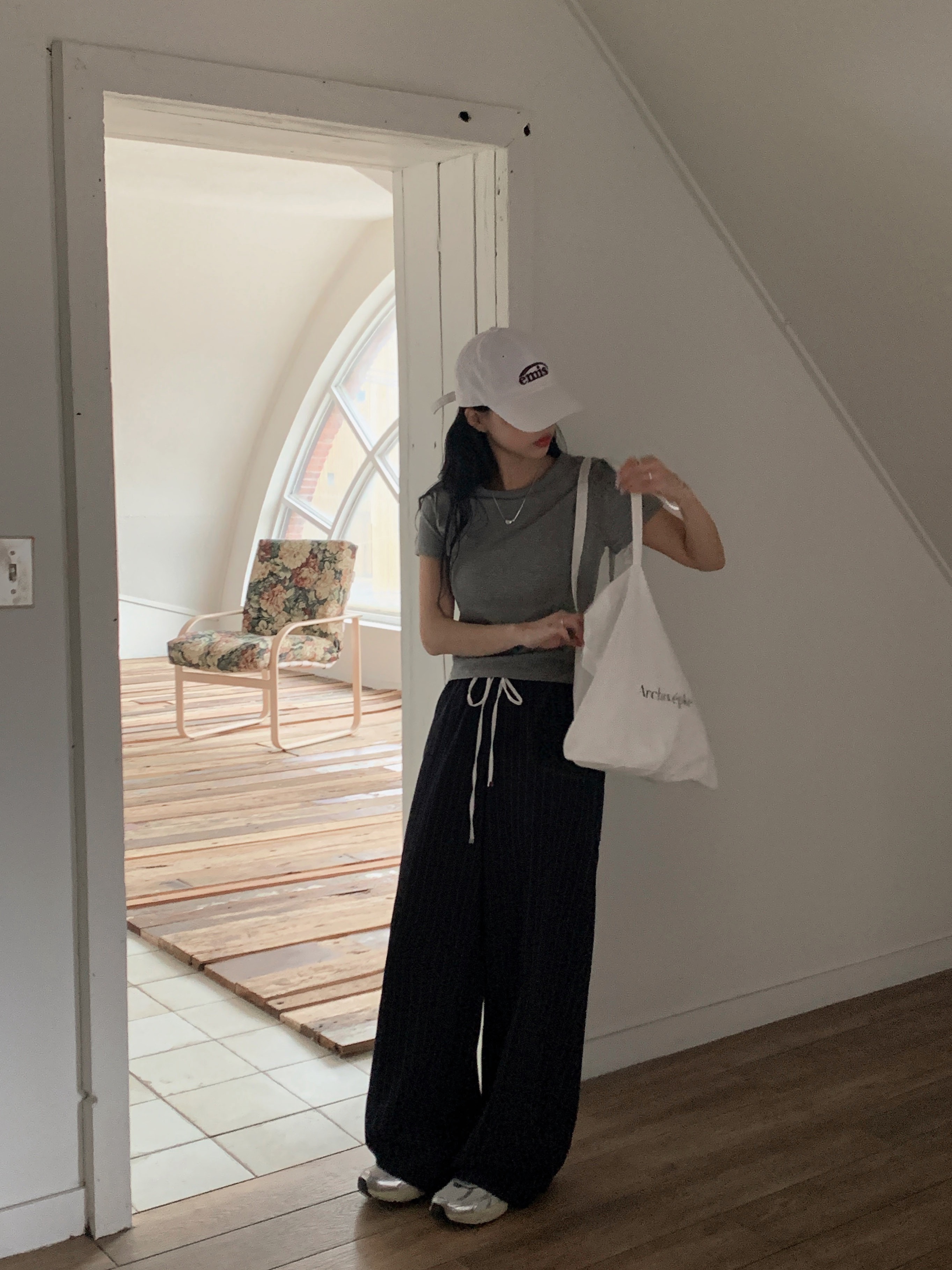 Emis New Logo Emis Cap White, Nike V2K Run Summit White Metallic Silver 착용 스타일 - 3
