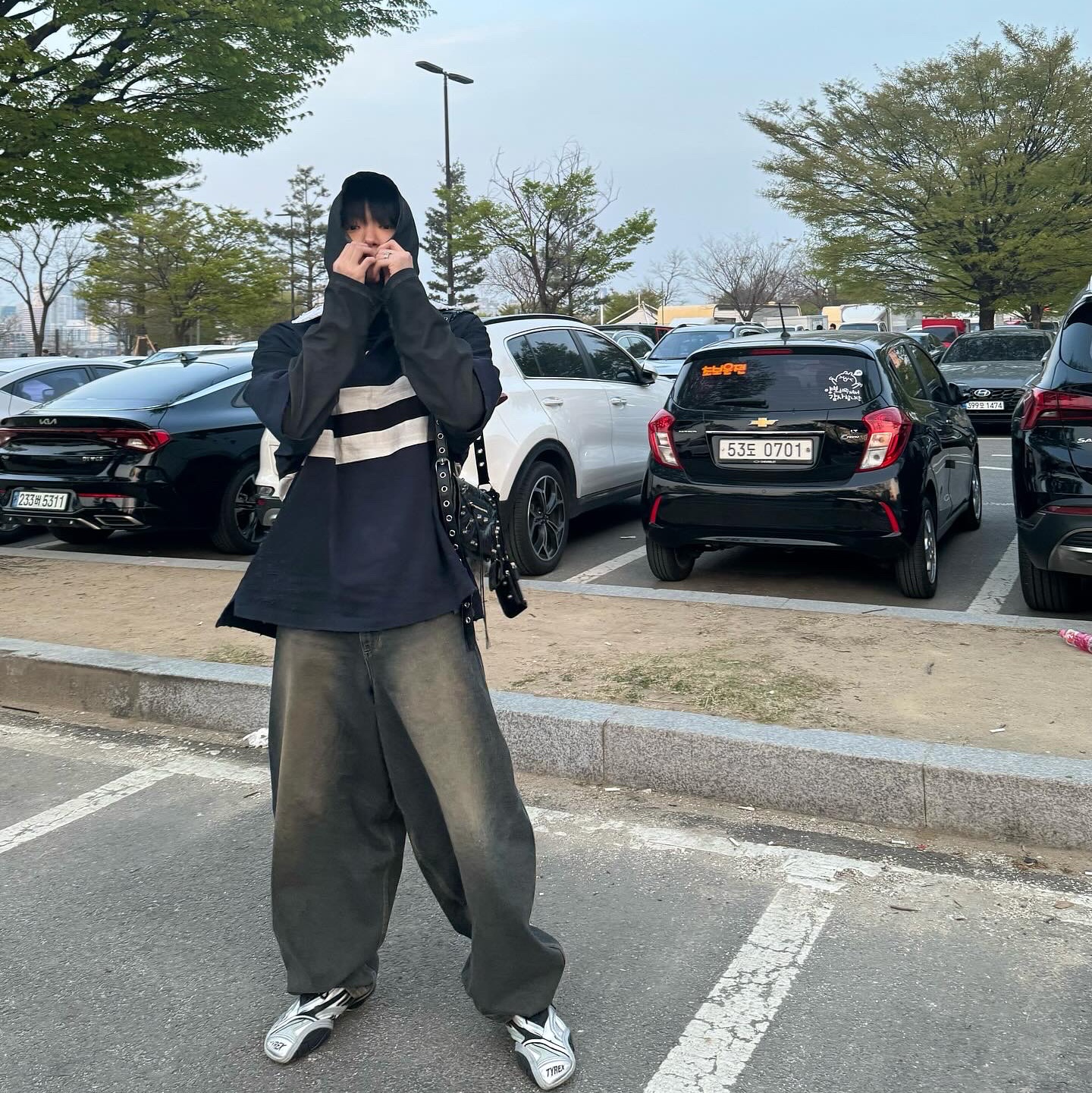 Balenciaga Tyrex Sneakers Black Grey, Balenciaga Arena Lambskin Aged Silver Hardware Le Cagole XS Flap Bag Black 착용 스타일 - 2