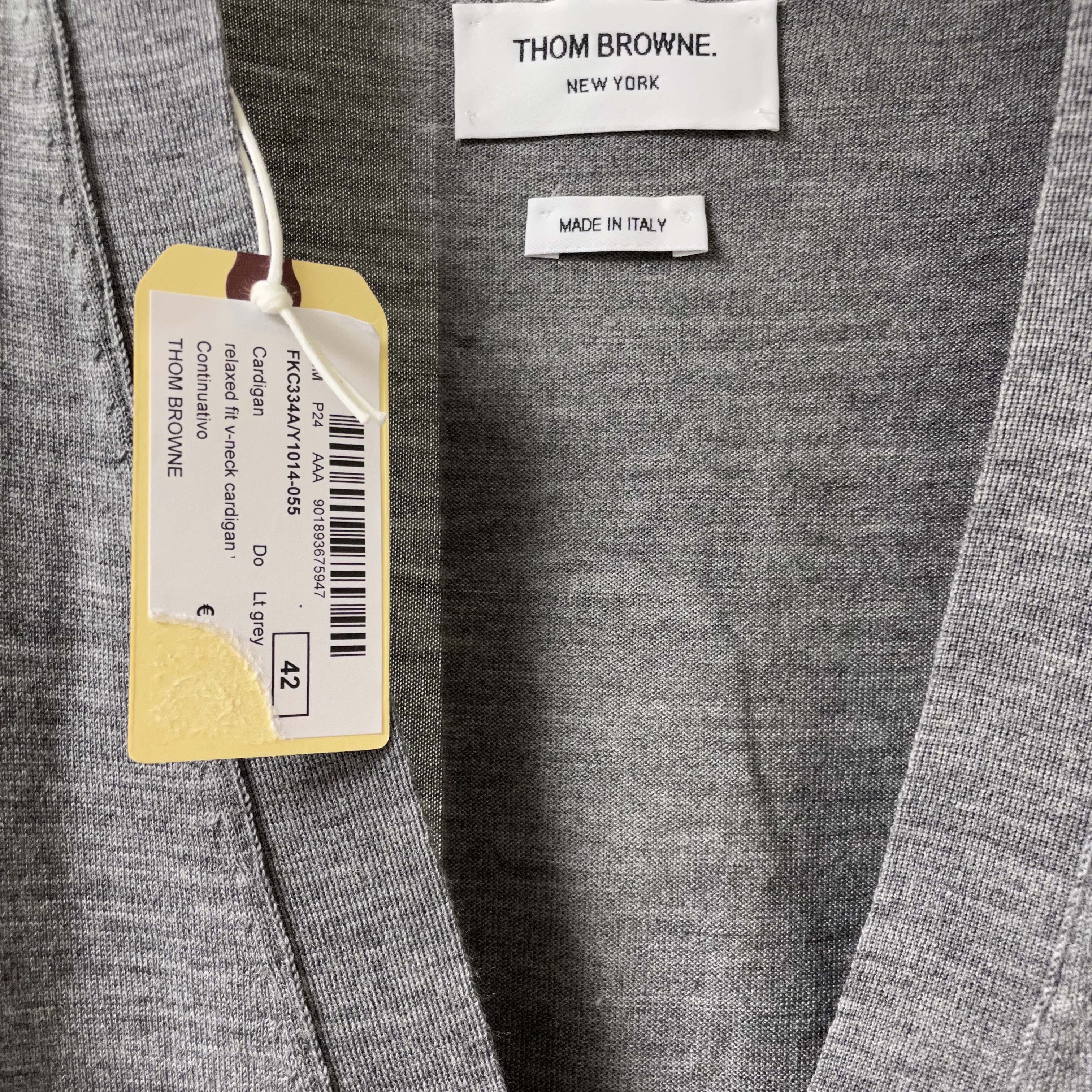 (W) Thom Browne Sustainable Fine Merino Wool 4-Bar Relaxed Fit V-Neck Cardigan Light Grey 착용 스타일 - 1