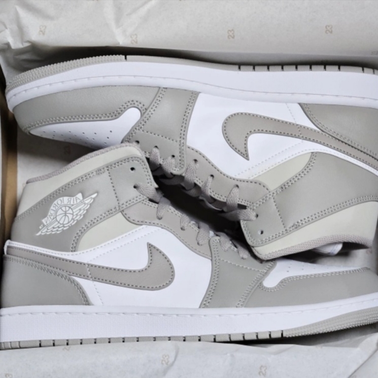 Jordan 1 Mid College Grey 착용 스타일