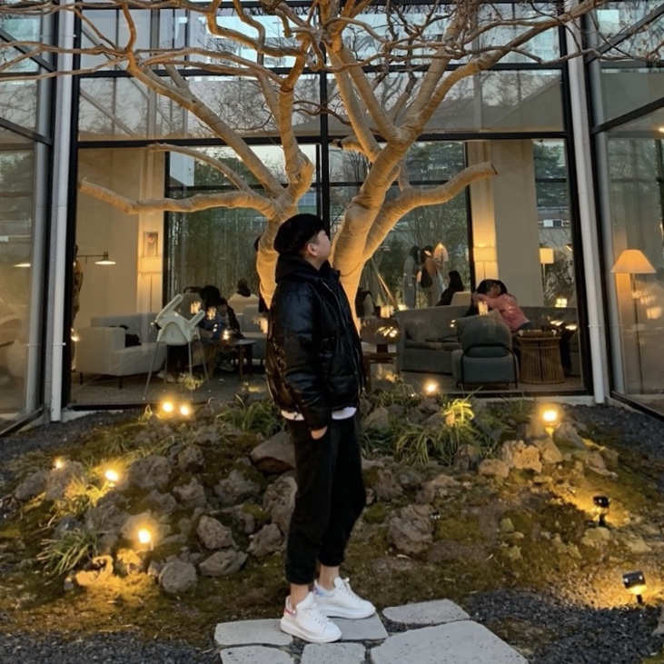 Alexander McQueen Oversized Sneakers White Shock Pink, Balenciaga Political Campaign Medium Fit Hoodie Black 착용 스타일