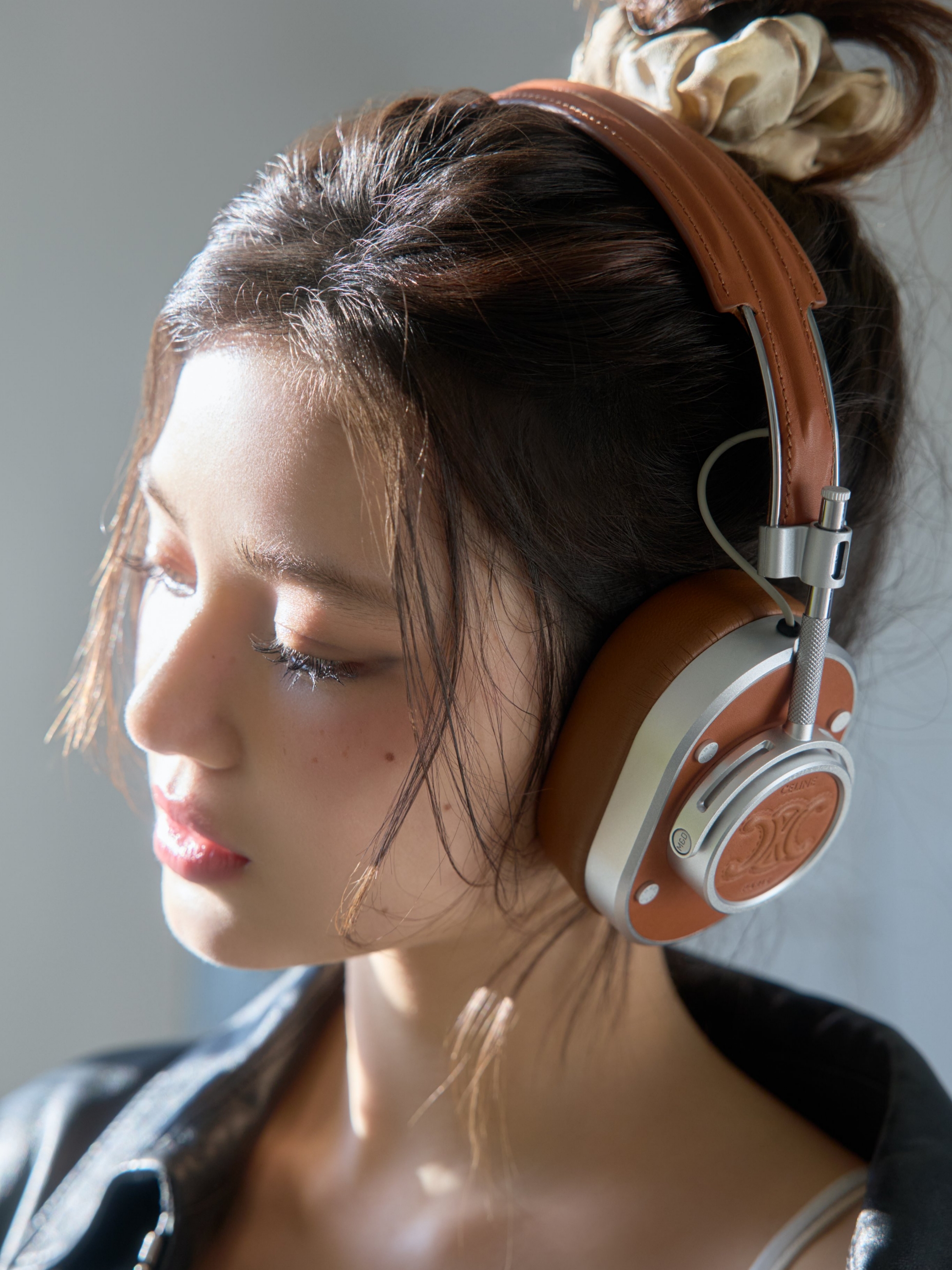 Master & Dynamic x Celine Headphones Natural Calfskin Triomphe Embossed Tan, Celine Teen Triomphe Bag in Shiny Calfskin Black 착용 스타일 - 3