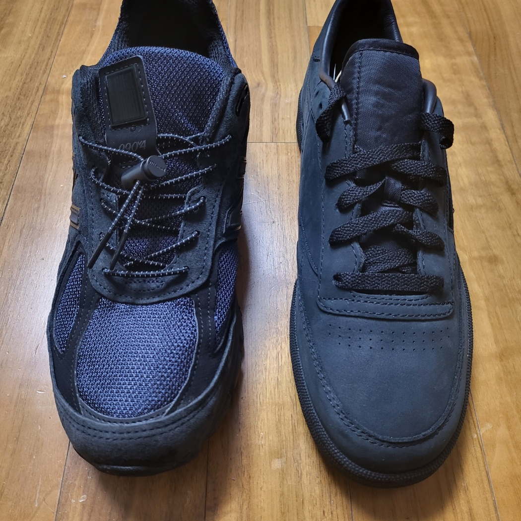 Reebok x JJJJound Club C 85 Triple Black, New Balance x JJJJound 990v4 Navy 착용 스타일