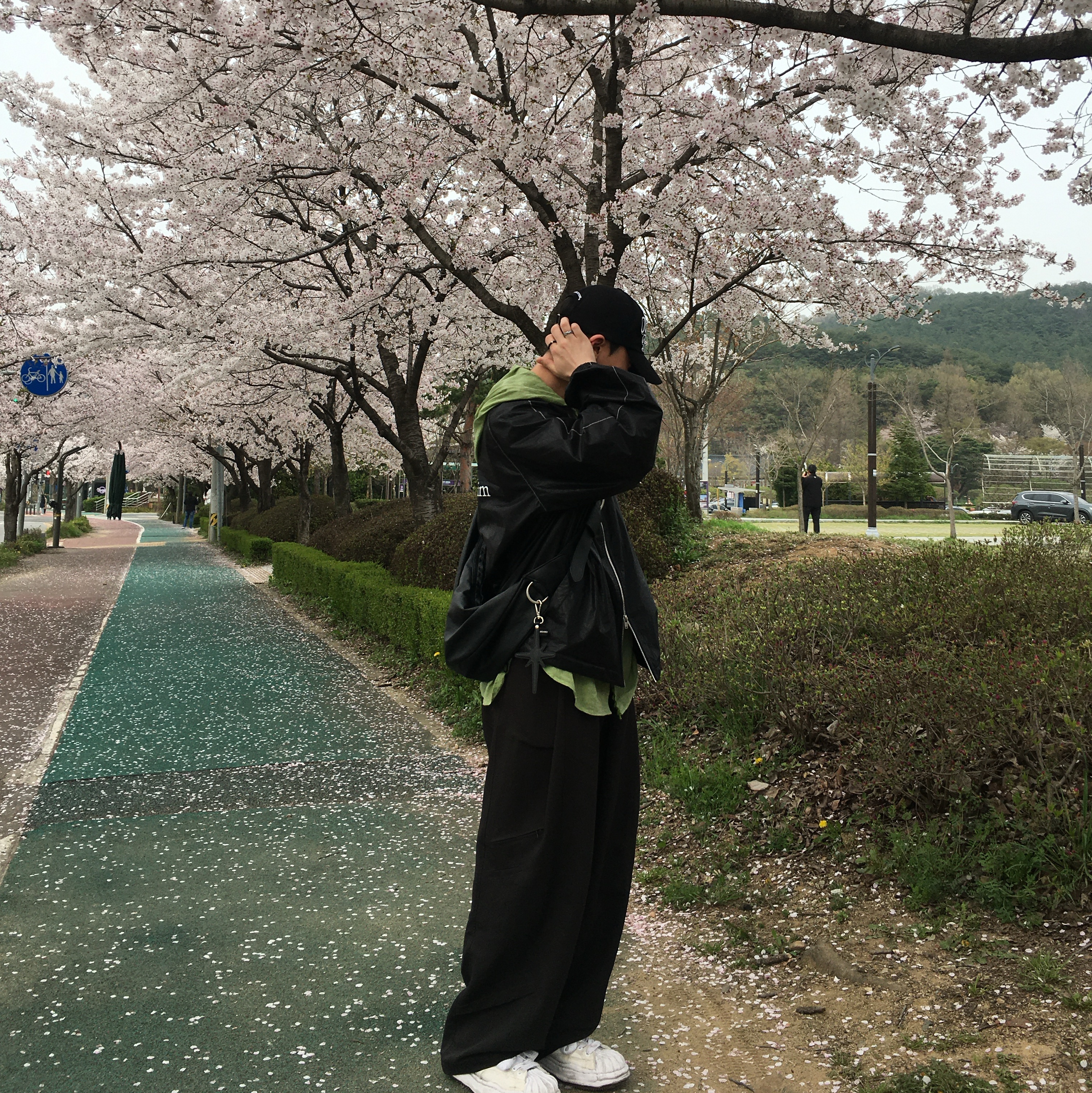 (W) Matin Kim Logo Coating Jumper Black, Maison Mihara Yasuhiro Blakey OG Sole Canvas Low-top Sneakers White 착용 스타일 - 2
