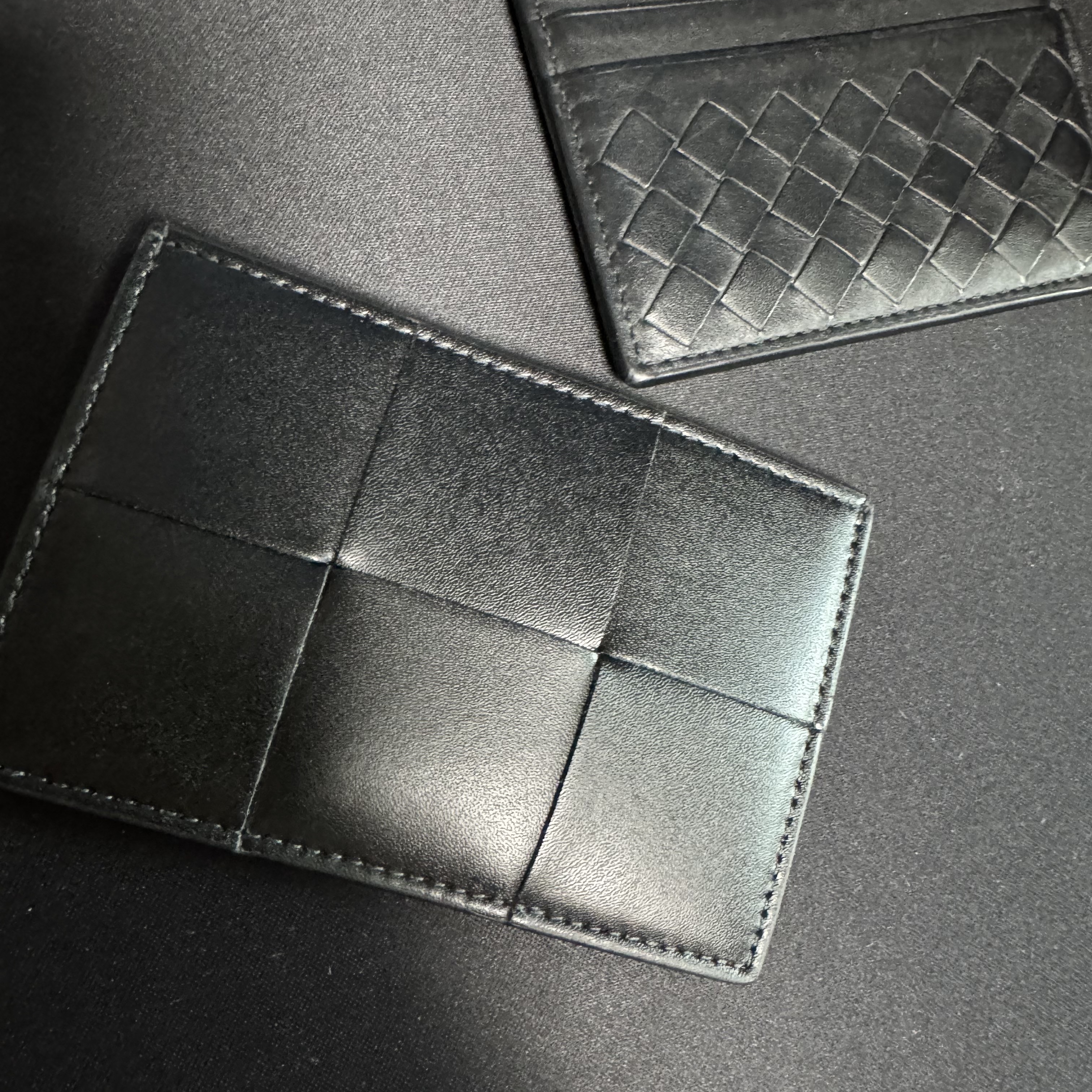 Bottega Veneta Credit Card Case Calfskin Black 착용 스타일 - 2