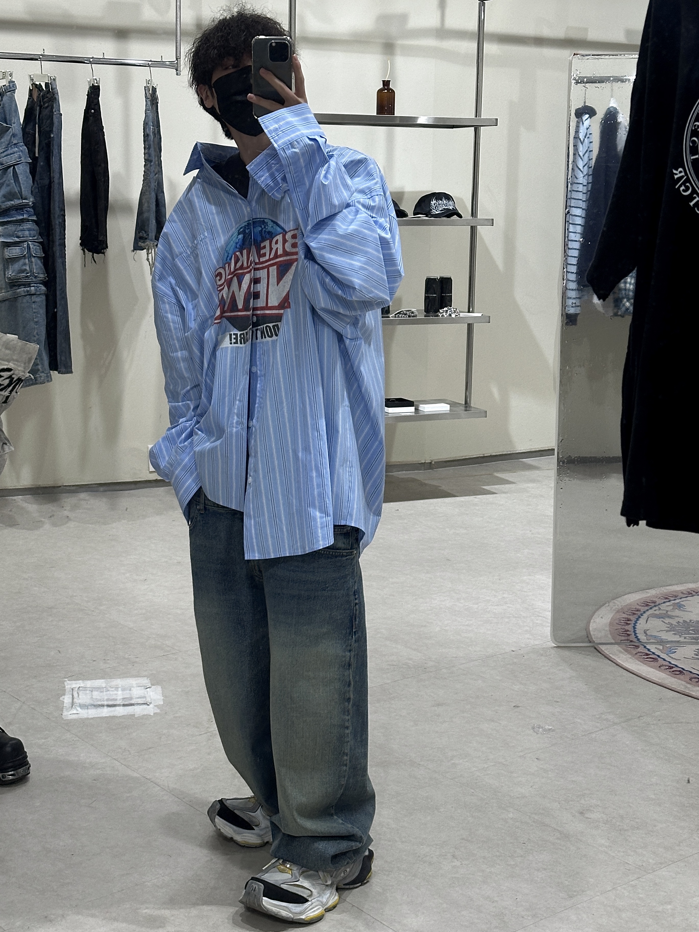 Project G/R Unbalanced Stripe Shirt Sky Blue, Farfromwhat Far Layered Work Pants White 착용 스타일 - 3