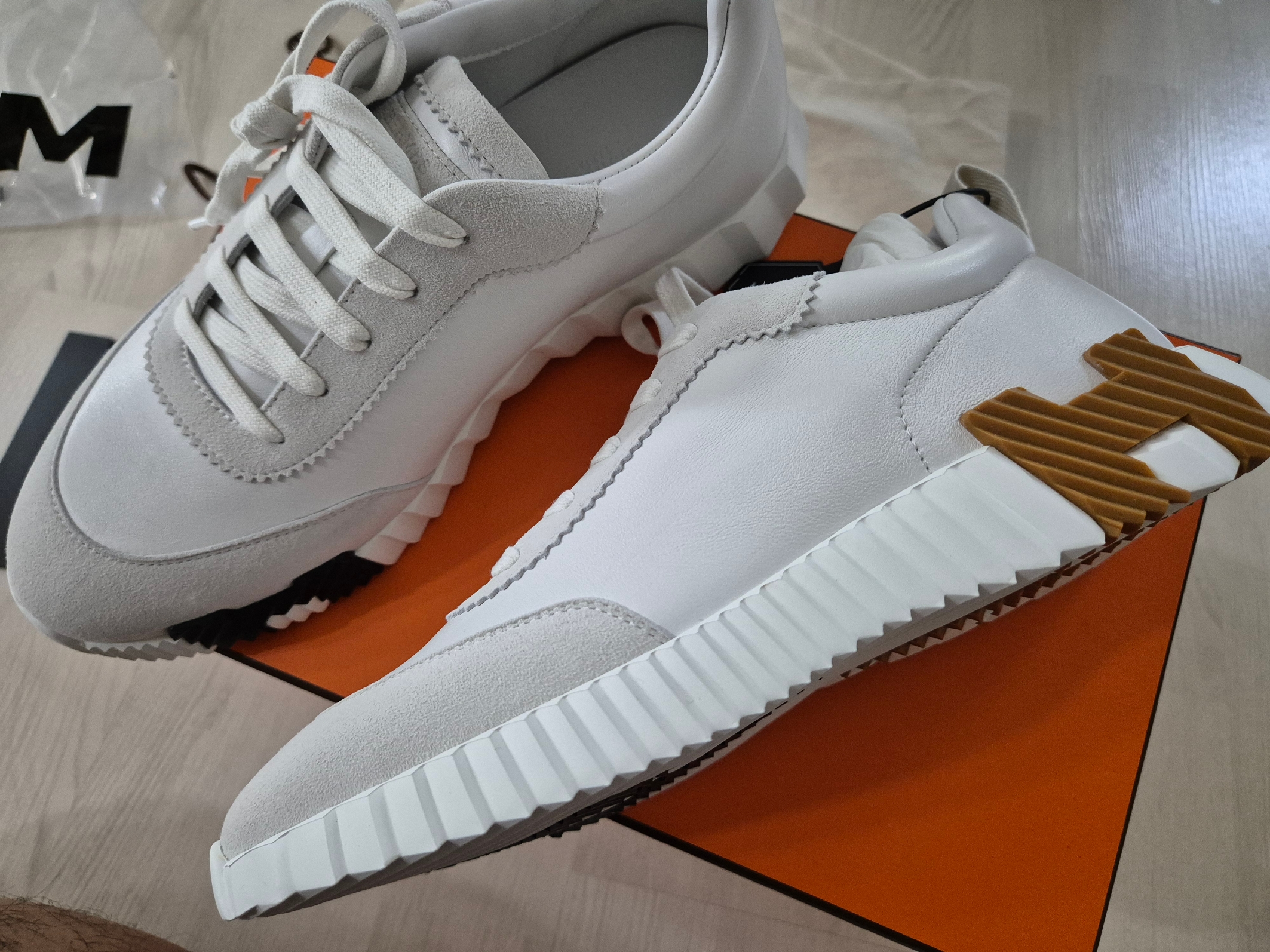 Hermes Bouncing Sneakers Calfskin Suede Goatskin & Blanc 착용 스타일