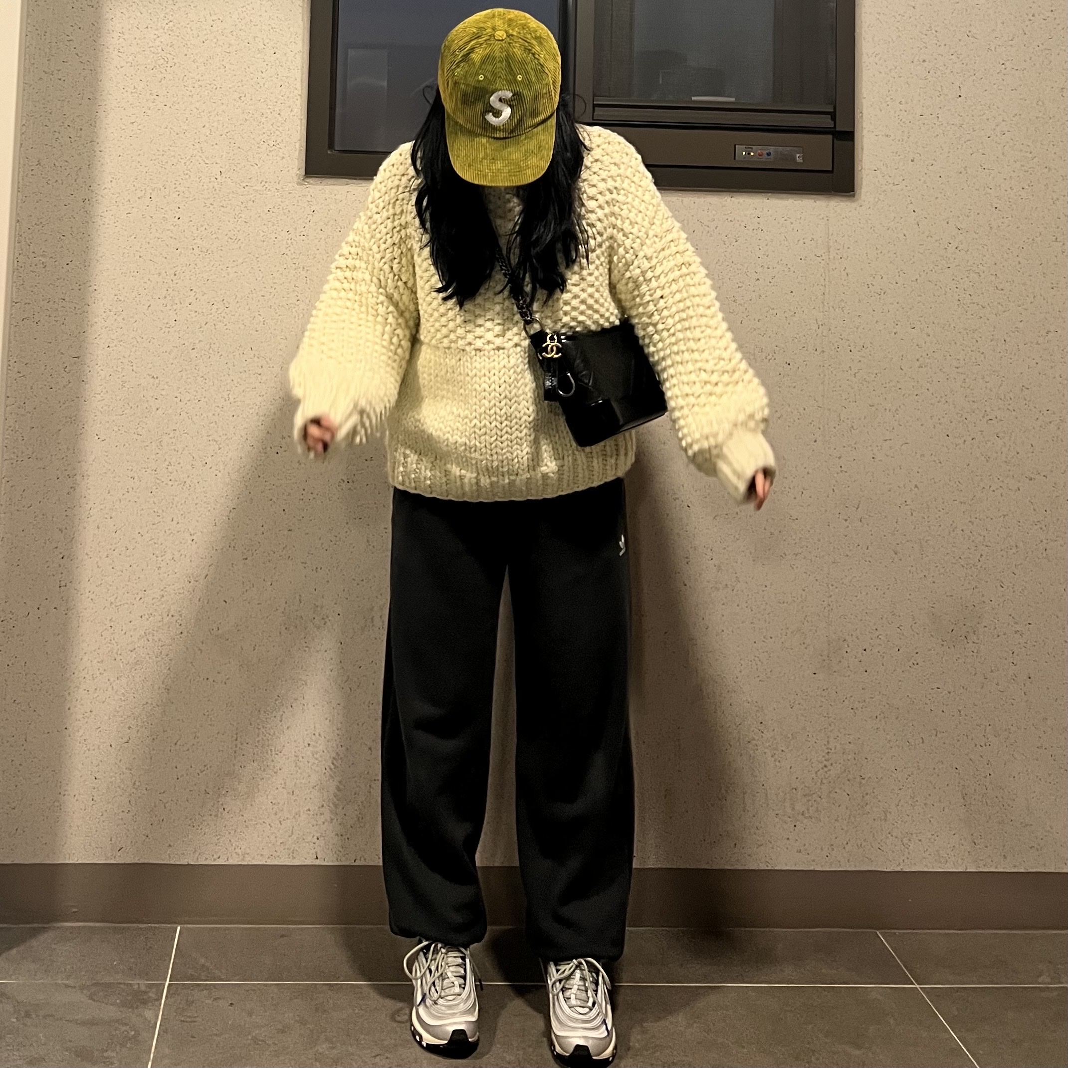 Chanel Gabrielle Small Hobo Bag Aged Calfskin & Gold Black, Supreme Corduroy S Logo 6-Panel Bleached Olive - 23FW 착용 스타일 - 1