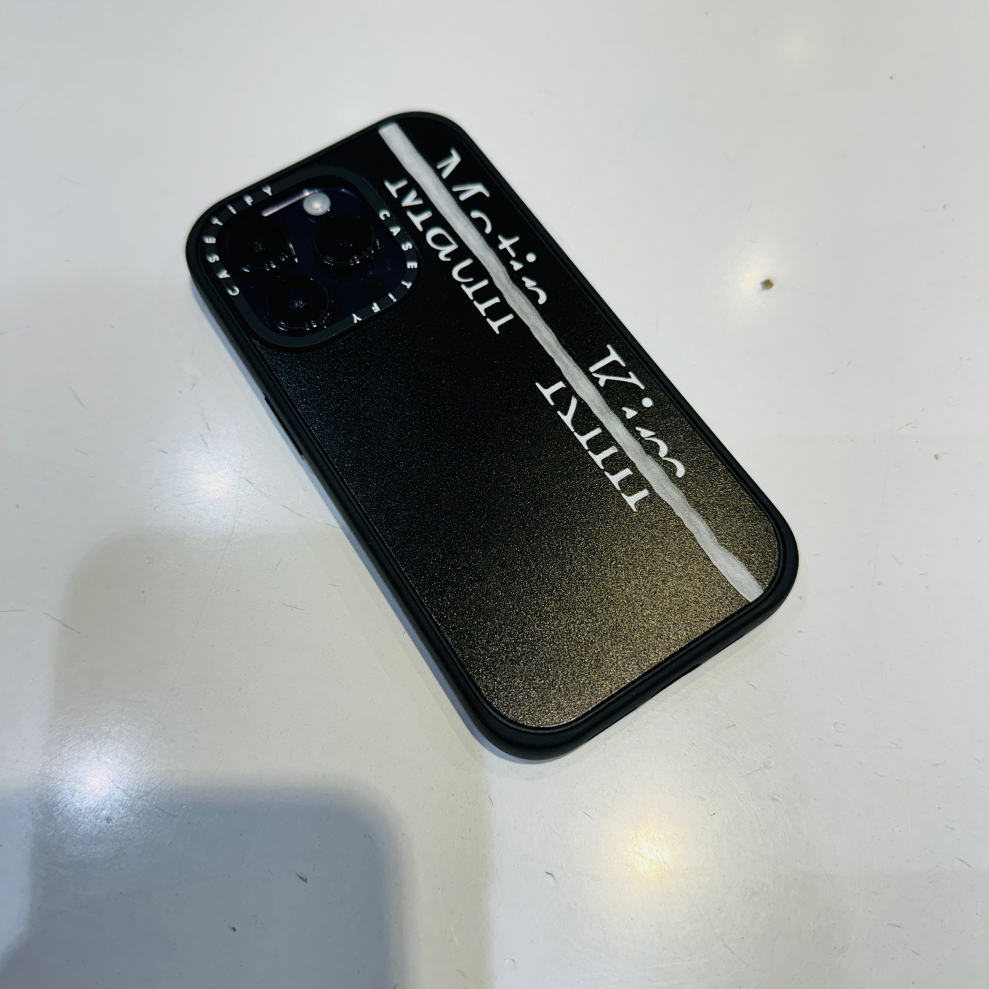 Casetify x Matin Kim iPhone Black Logo Magsafe Impact Case Matte Black 착용 스타일 - 2