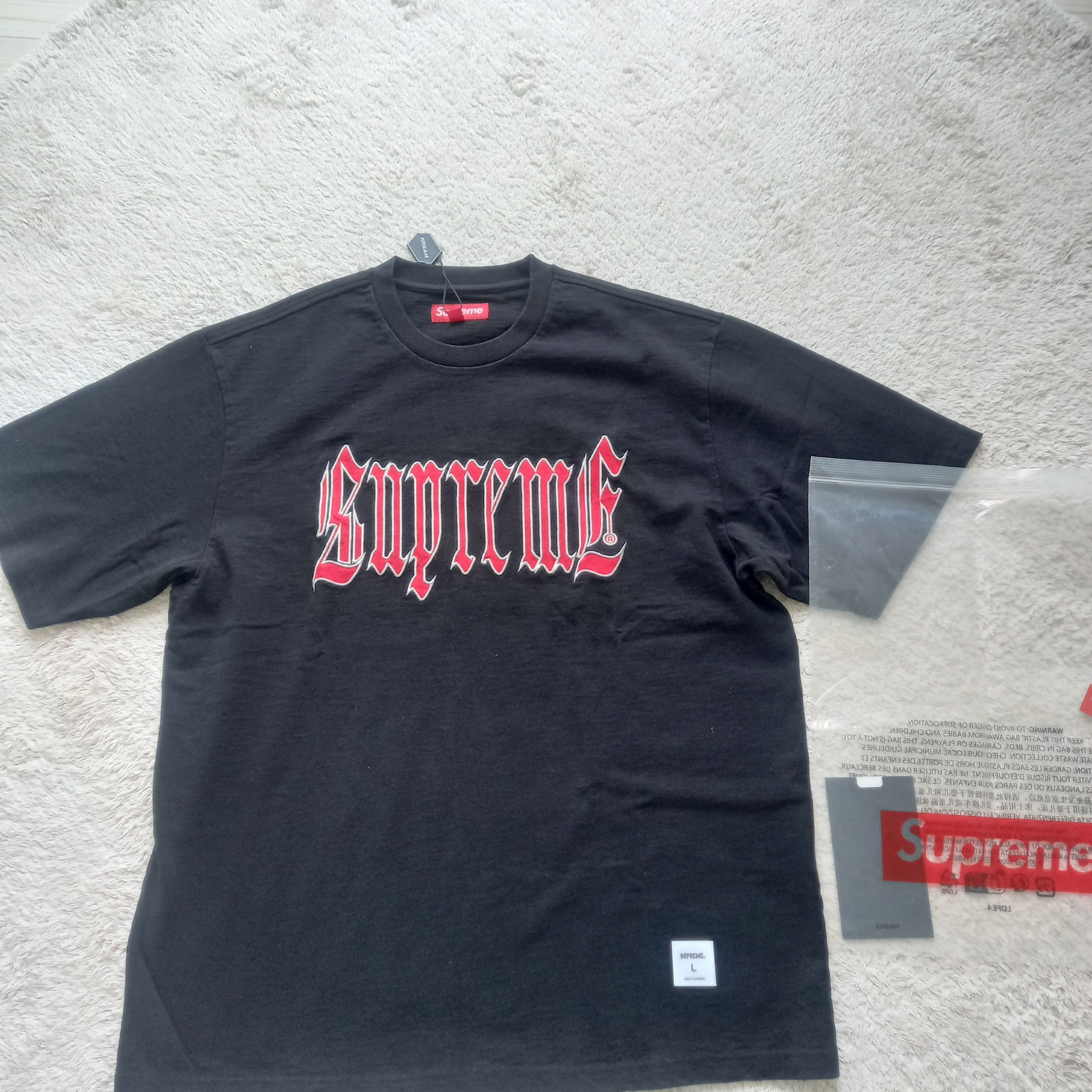 Supreme Old English S/S Top Black - 24SS, Supreme x The North Face Split 6-Panel Black - 24SS 착용 스타일 - 5
