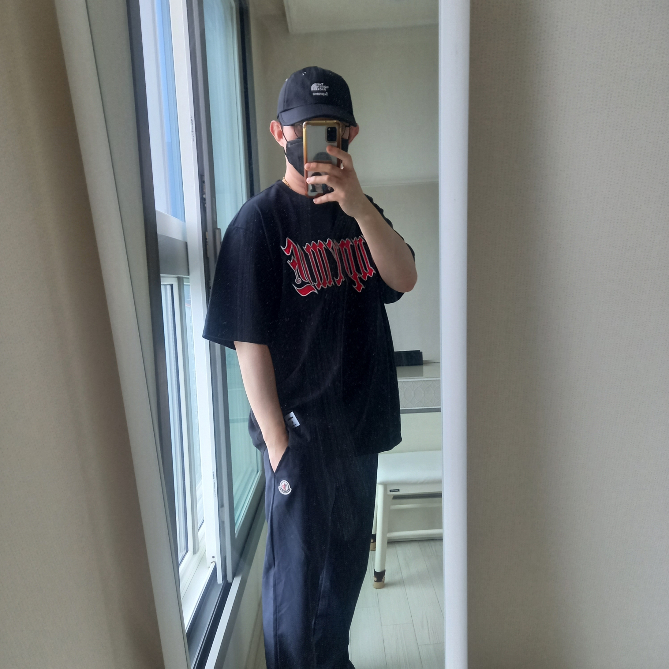 Supreme Old English S/S Top Black - 24SS, Supreme x The North Face Split 6-Panel Black - 24SS 착용 스타일 - 2