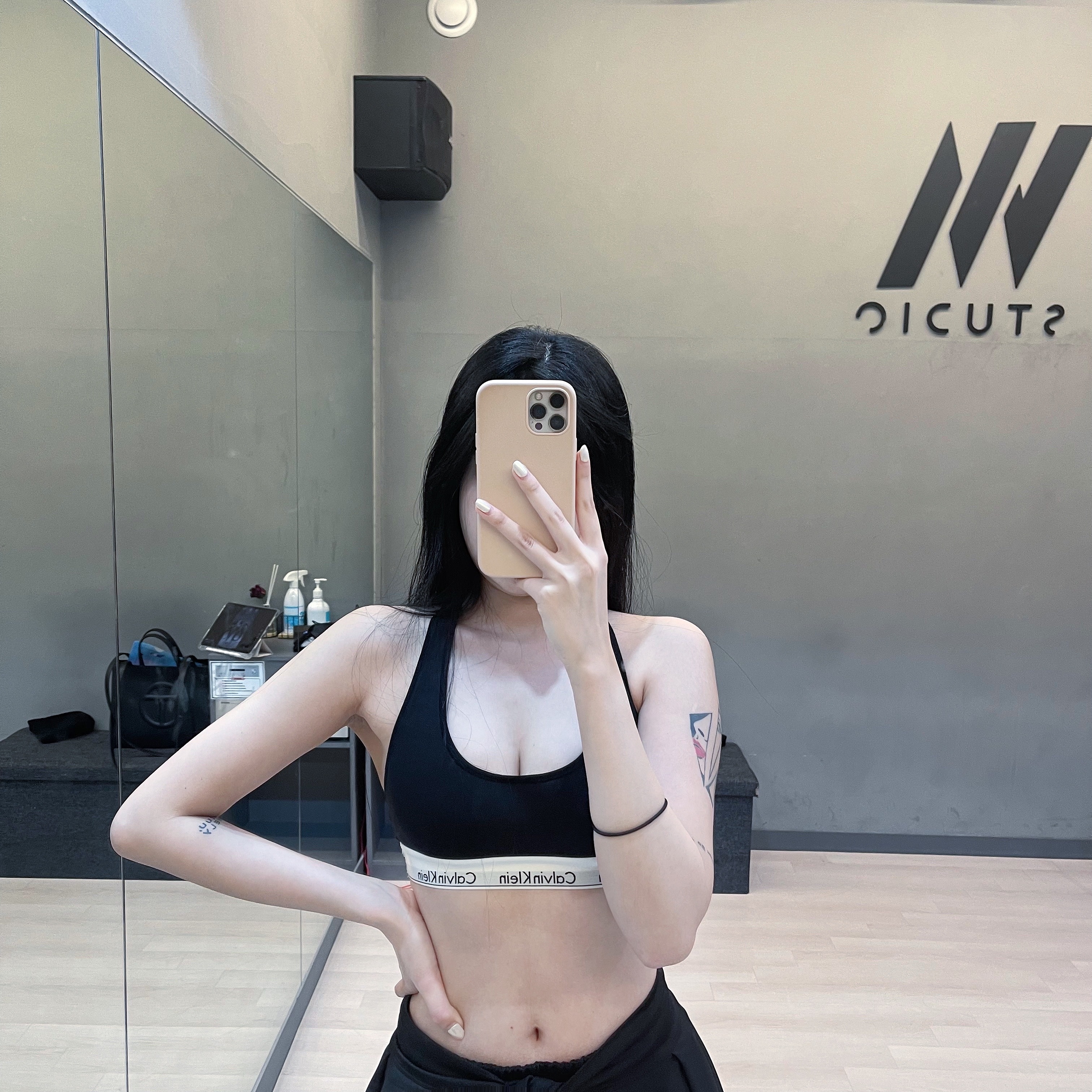 (W) Calvin Klein Modern Cotton Bralette Black 착용 스타일 - 2