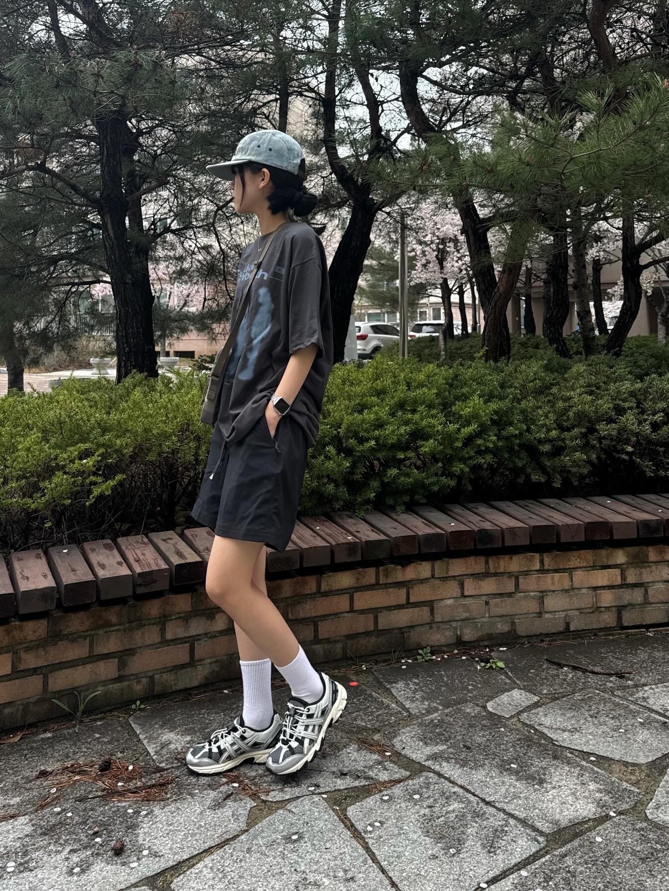 Supreme Washed Chino Twill Camp Cap Dirty Indigo - 24SS, Supreme Shoulder Bag Woodland Camo - 24SS 착용 스타일 - 3