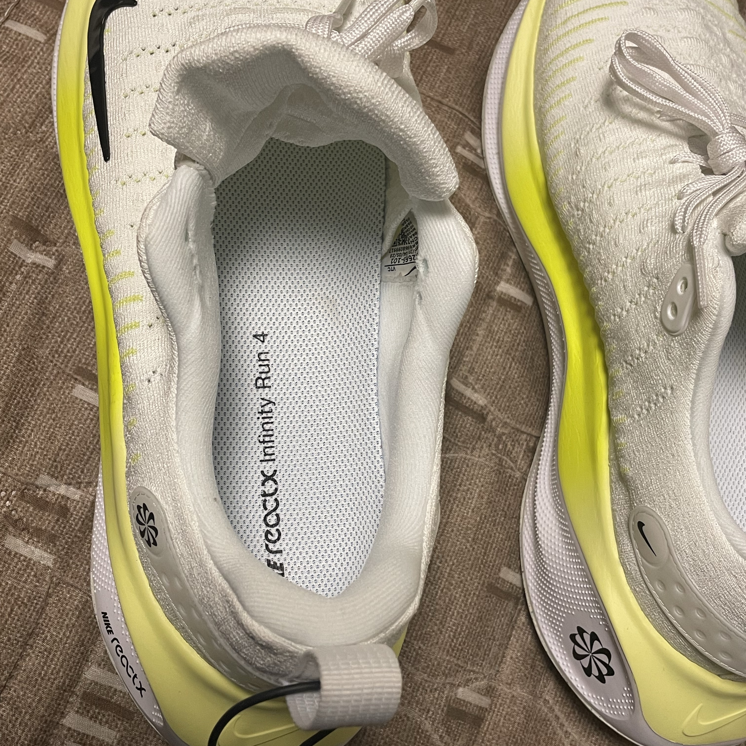 Nike ReactX Infinity Run 4 White Light Lemon Twist 착용 스타일