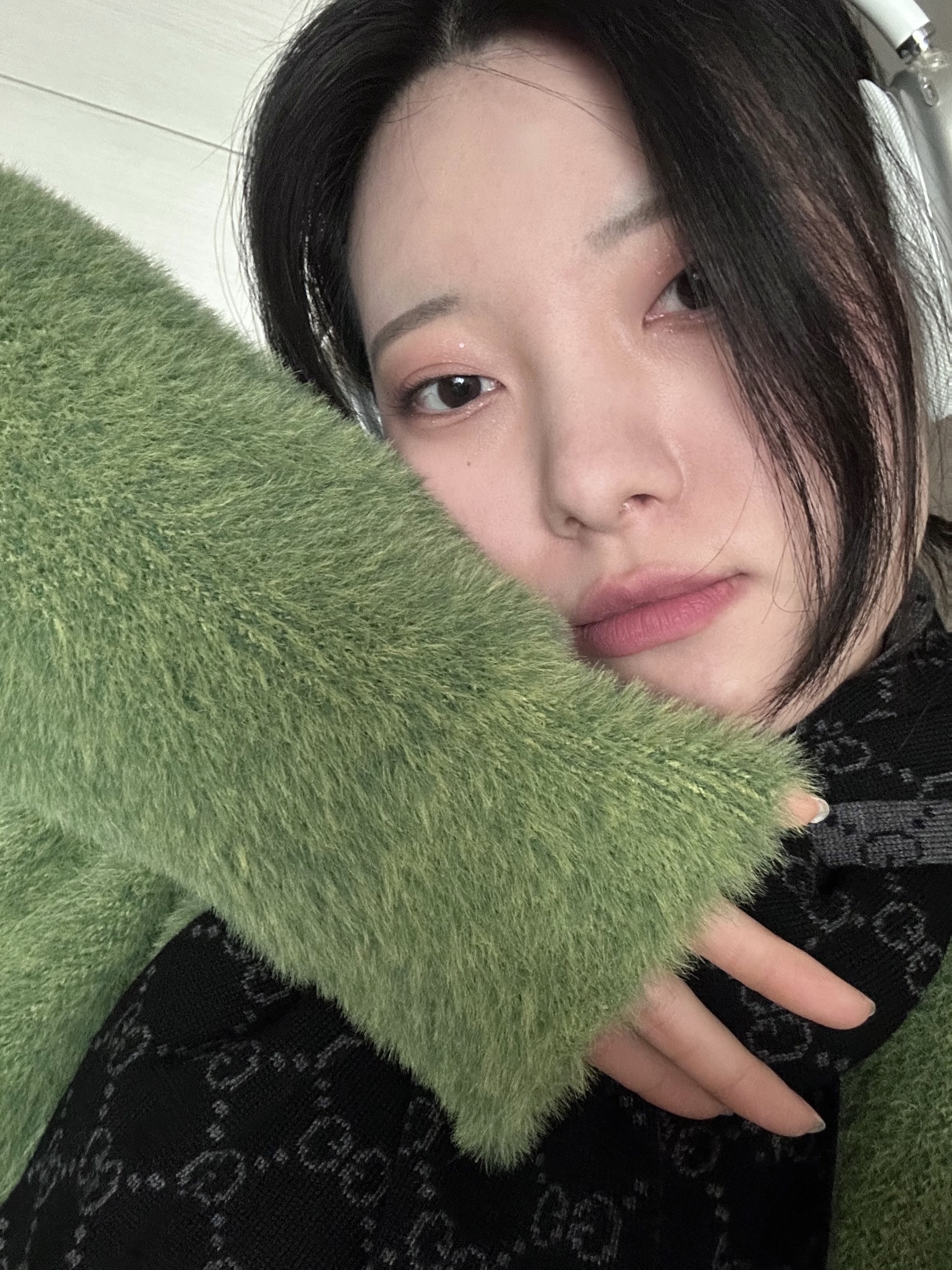 Gucci GG Two-Tone Wool Muffler Black 착용 스타일 - 4
