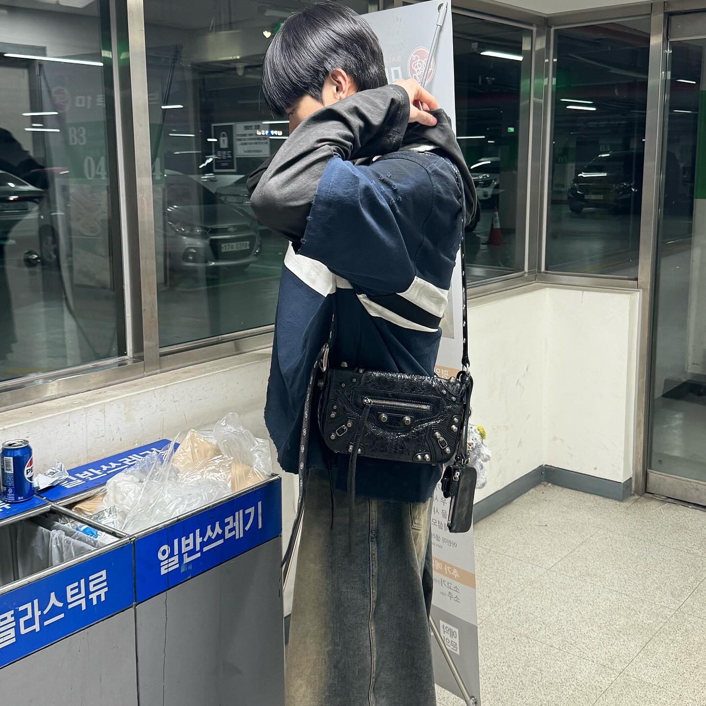 Balenciaga Tyrex Sneakers Black Grey, Balenciaga Arena Lambskin Aged Silver Hardware Le Cagole XS Flap Bag Black 착용 스타일 - 5